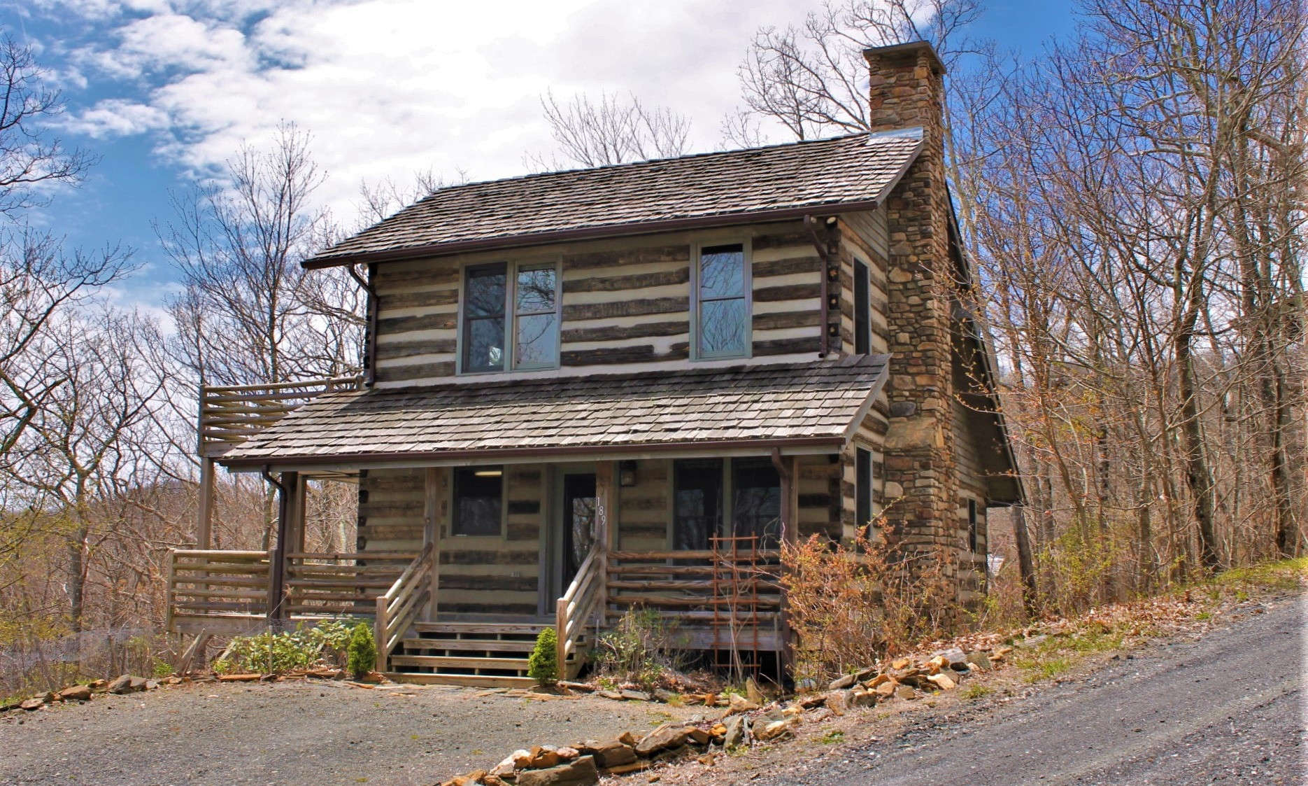 Welcome to Stonebridge.  This adorable 2 bedroom 2 bath cabin is waiting for you to make it your own!!