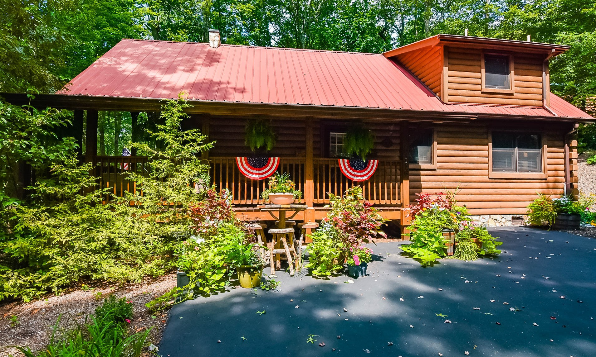 Are you looking for a log cabin retreat in the mountains, but still want to be close to downtown amenities?  Then take a look at this sweet 3-bedroom, 2-bath log cabin nestled in a peaceful setting in Highland Cove, a well established community located at the base of Mount Jefferson and convenient to downtown West Jefferson.