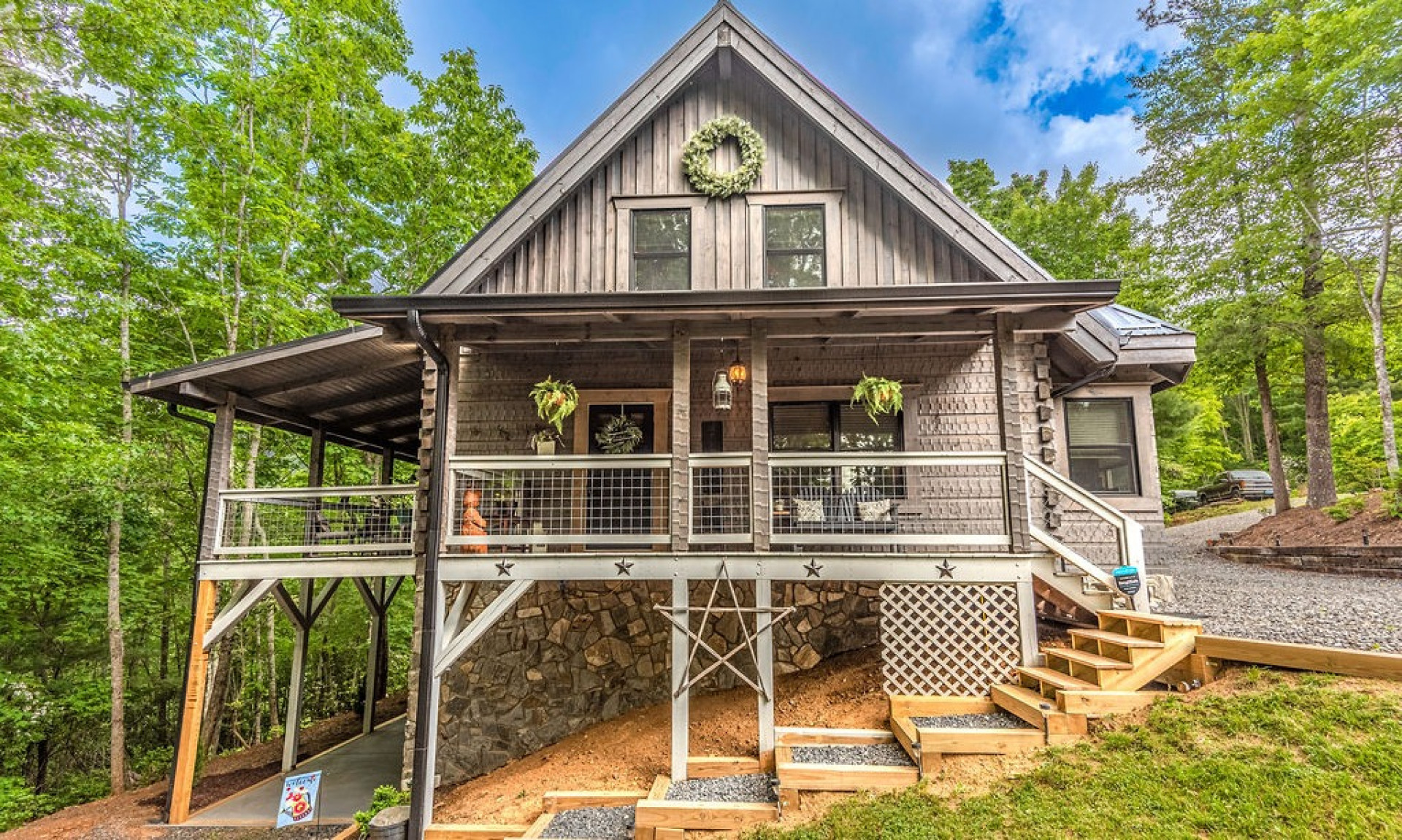 Charming log cabin perfectly situated in a peaceful wooded setting in Christmas Mountain.
