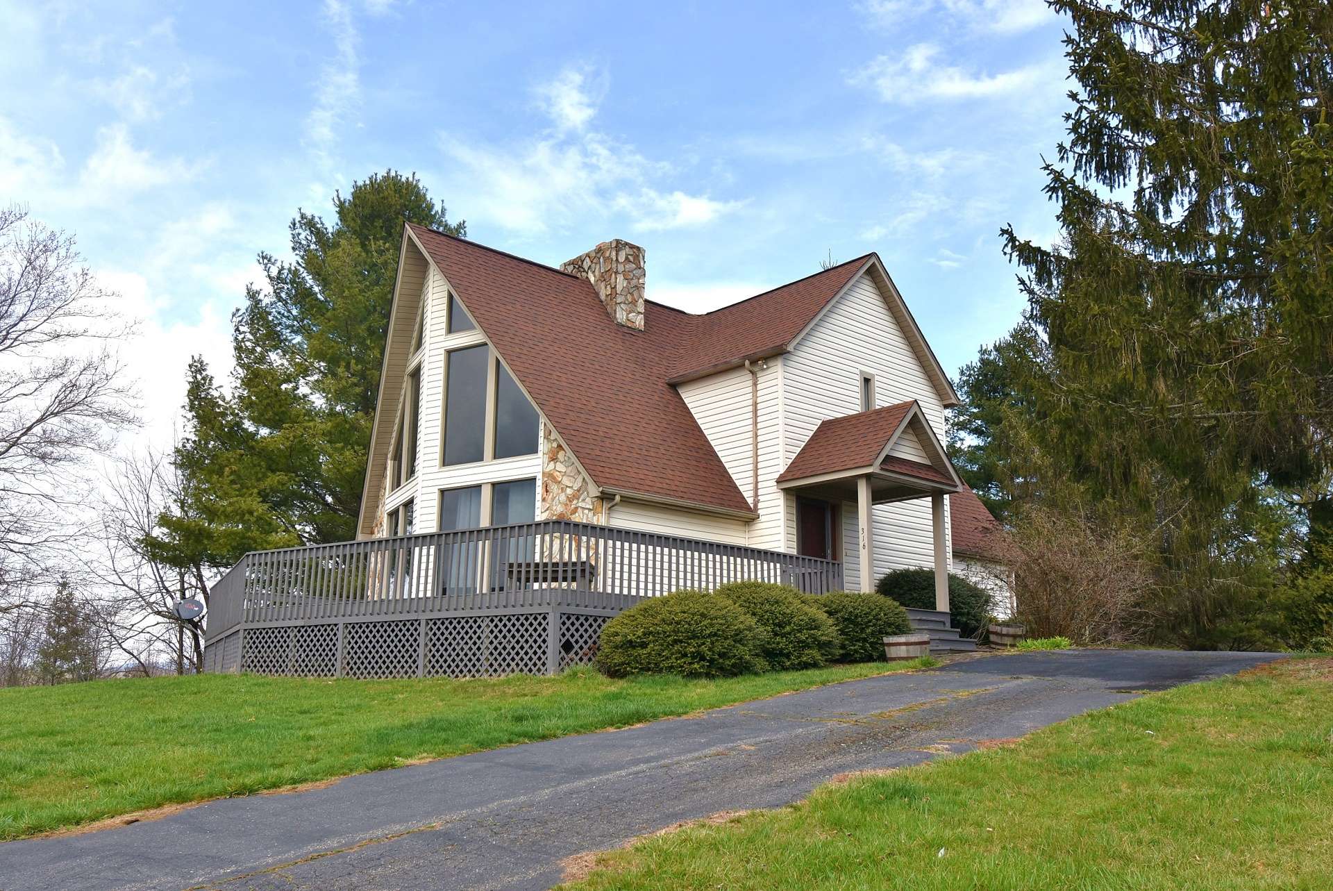 Perched on a knoll accessed via a paved drive, this home offers Southwestern views.