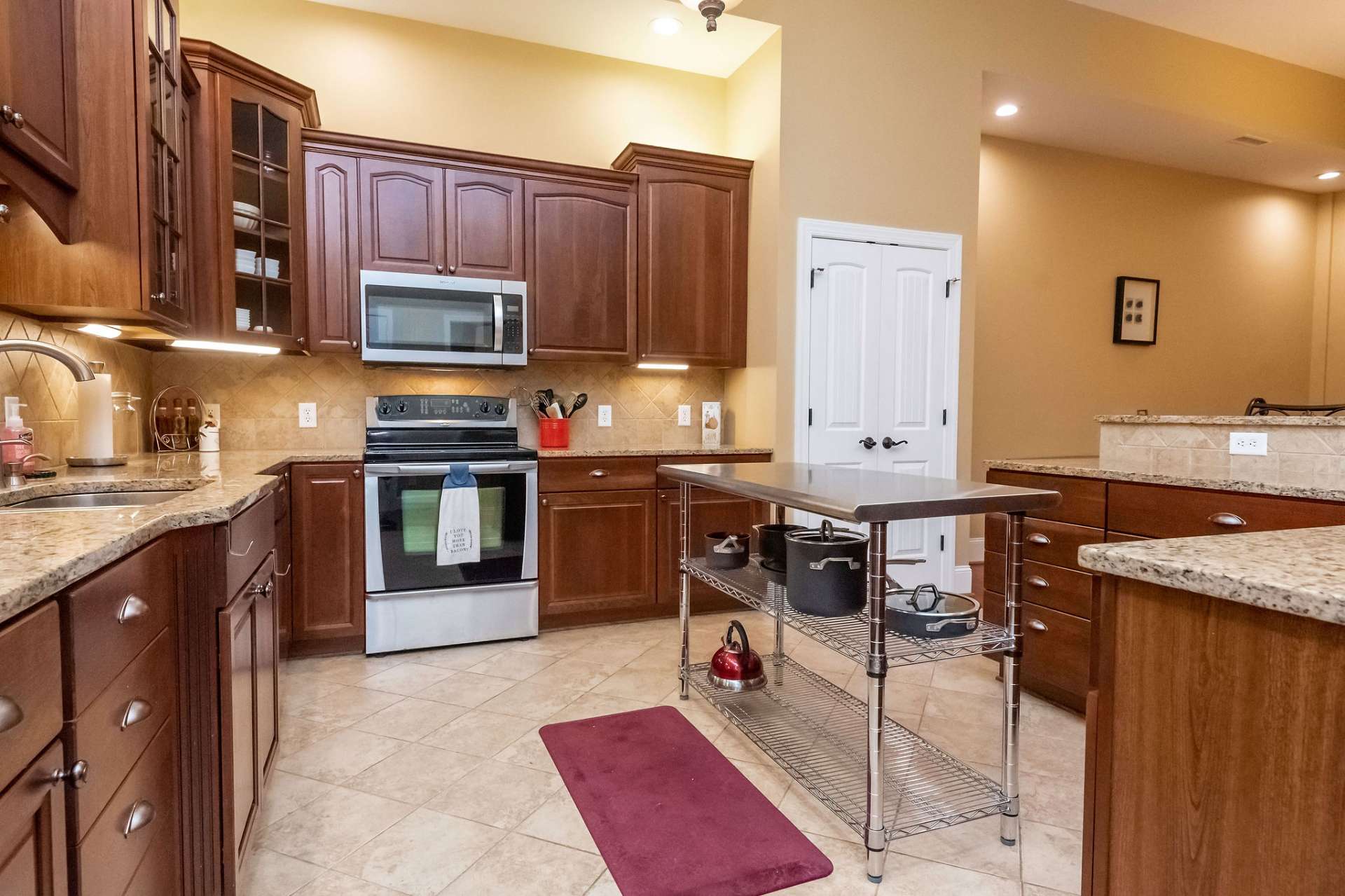 The perfectly chosen granite integrates all the beauty of this kitchen.