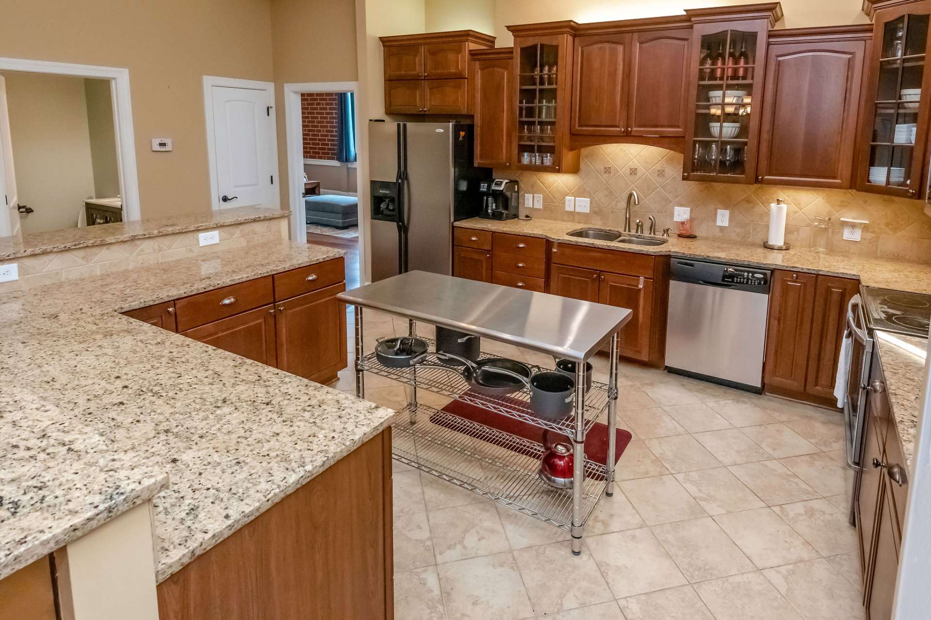 The spacious counter tops are prefect for entertaining or working on your most loved kitchen creations.
