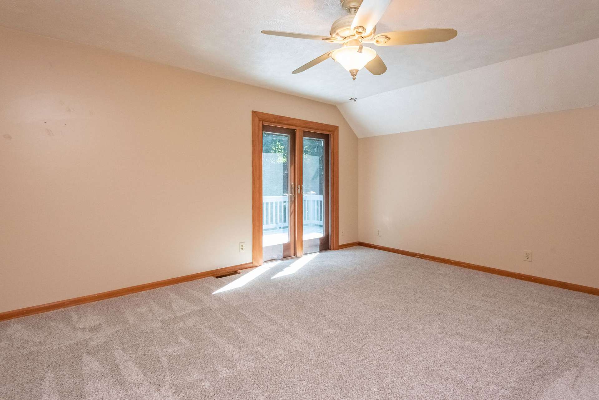 This master with fresh paint and carpet is just waiting on your to make it your own.