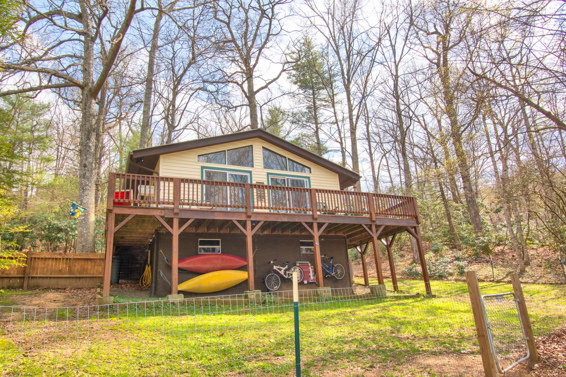 Rustic Acres offers a location that is only 5 miles to Blue Ridge Parkway, 7 miles to West Jefferson and 23 miles to Boone. .