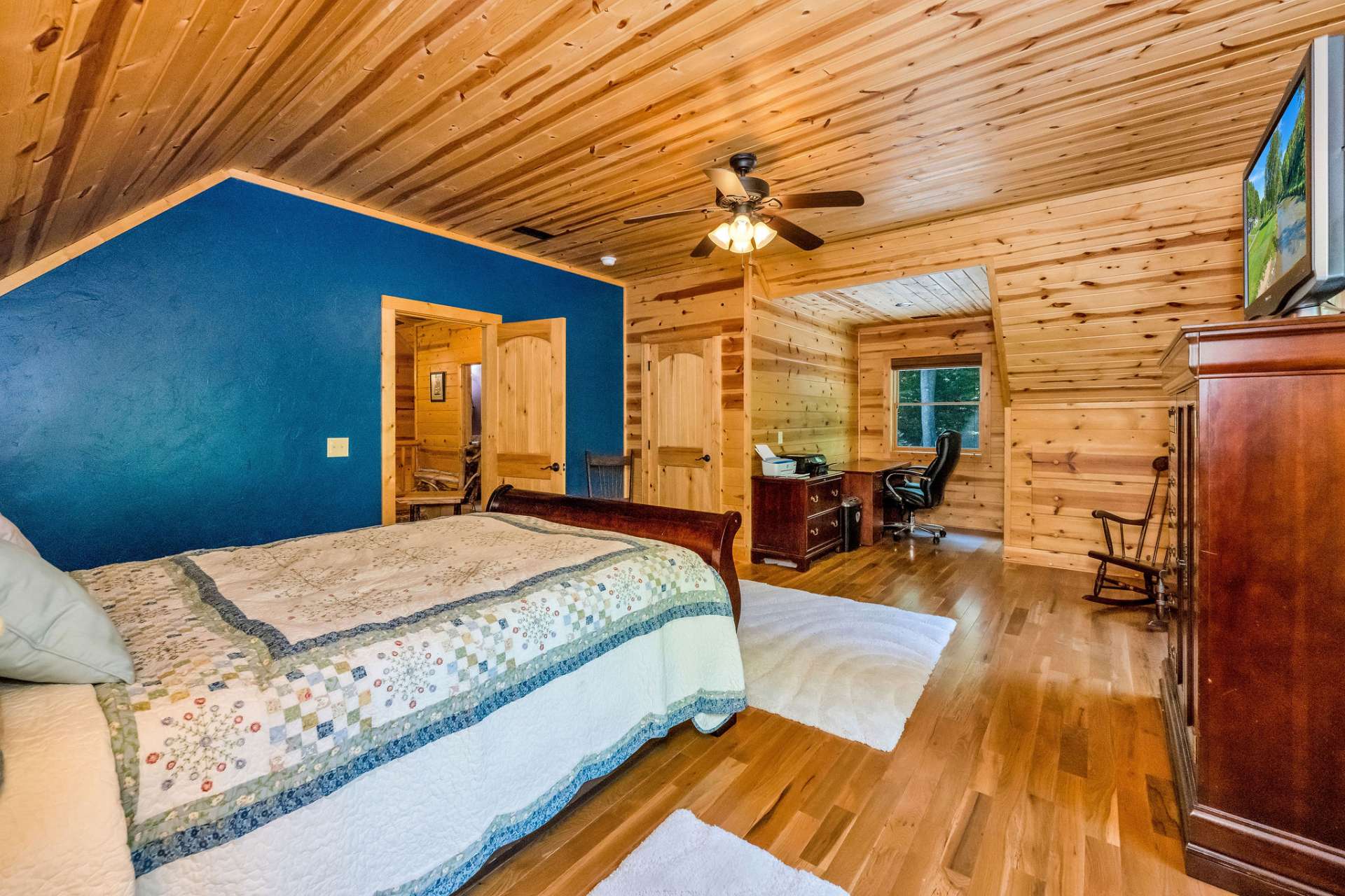 Your guests will have plenty of space to unwind and relax in comfort and privacy.