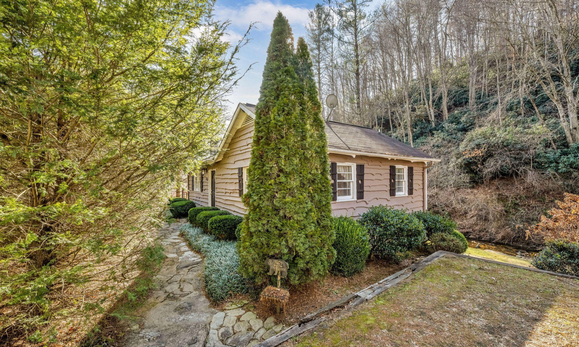 NC Mountain Creekside Cottage