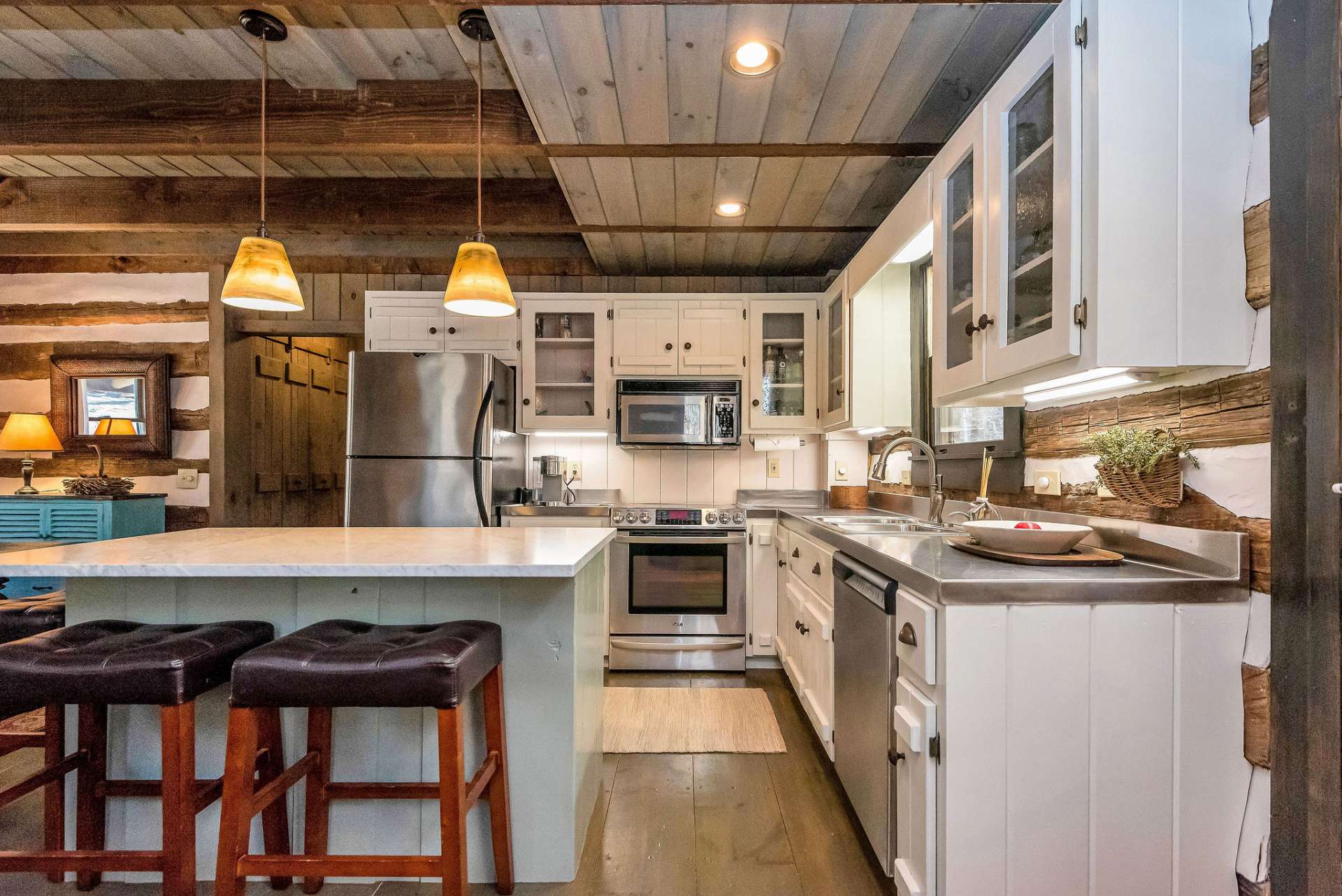 Overall, this kitchen strikes the perfect balance between old-world charm and modern convenience, offering a stylish and functional space where cooking, dining, and socializing come together seamlessly.