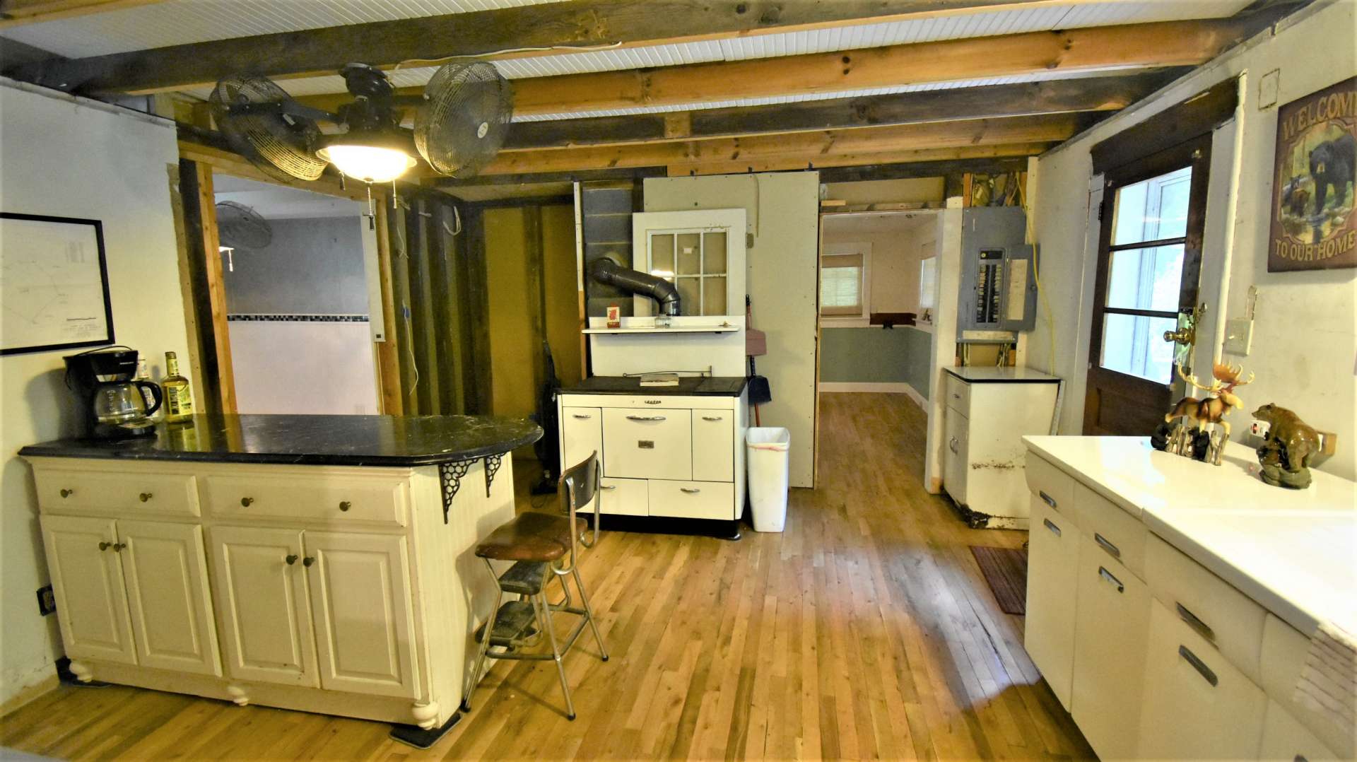 Traditional farmhouse style kitchen.