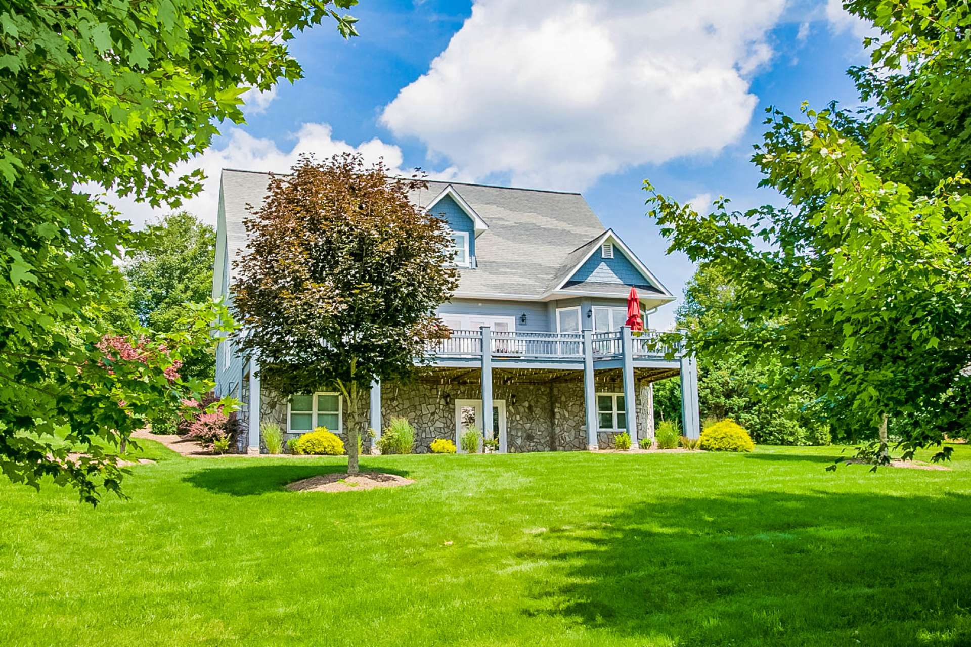 A lovely back lawn is ideal for outdoor games.