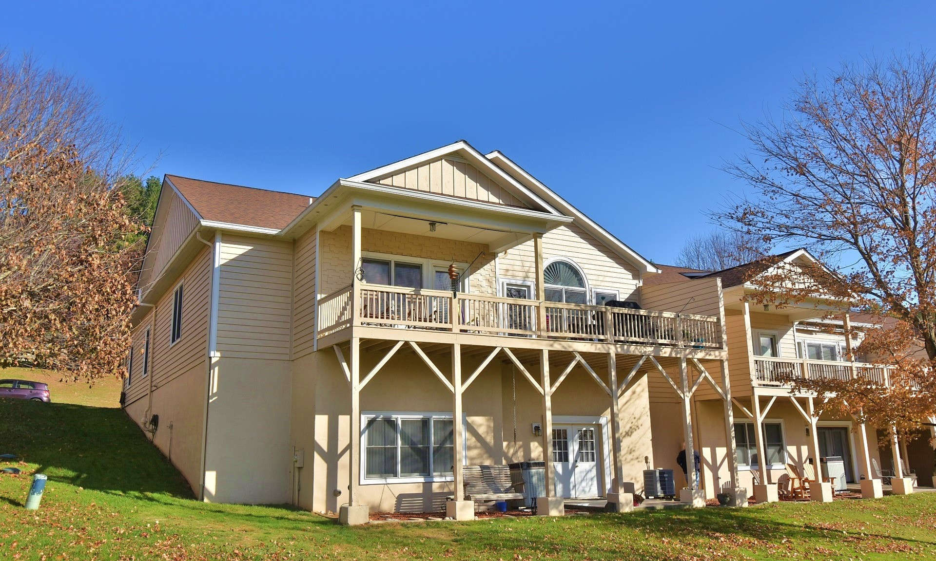 Golf Course Retreat! This fabulous 3-bedroom, 3-bath end-unit town home is located on West Meadow Drive in the Misty Meadows section of Jefferson Landing Golf Course Resort.