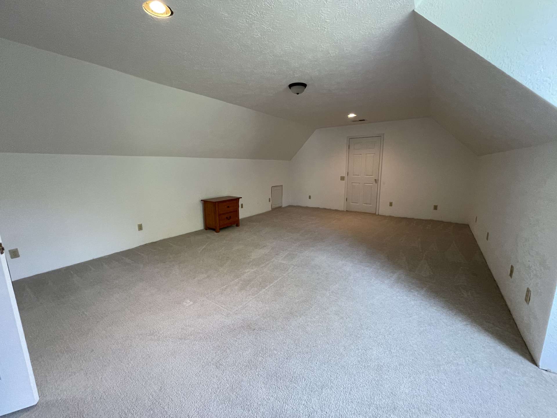 Upper-level Bonus room