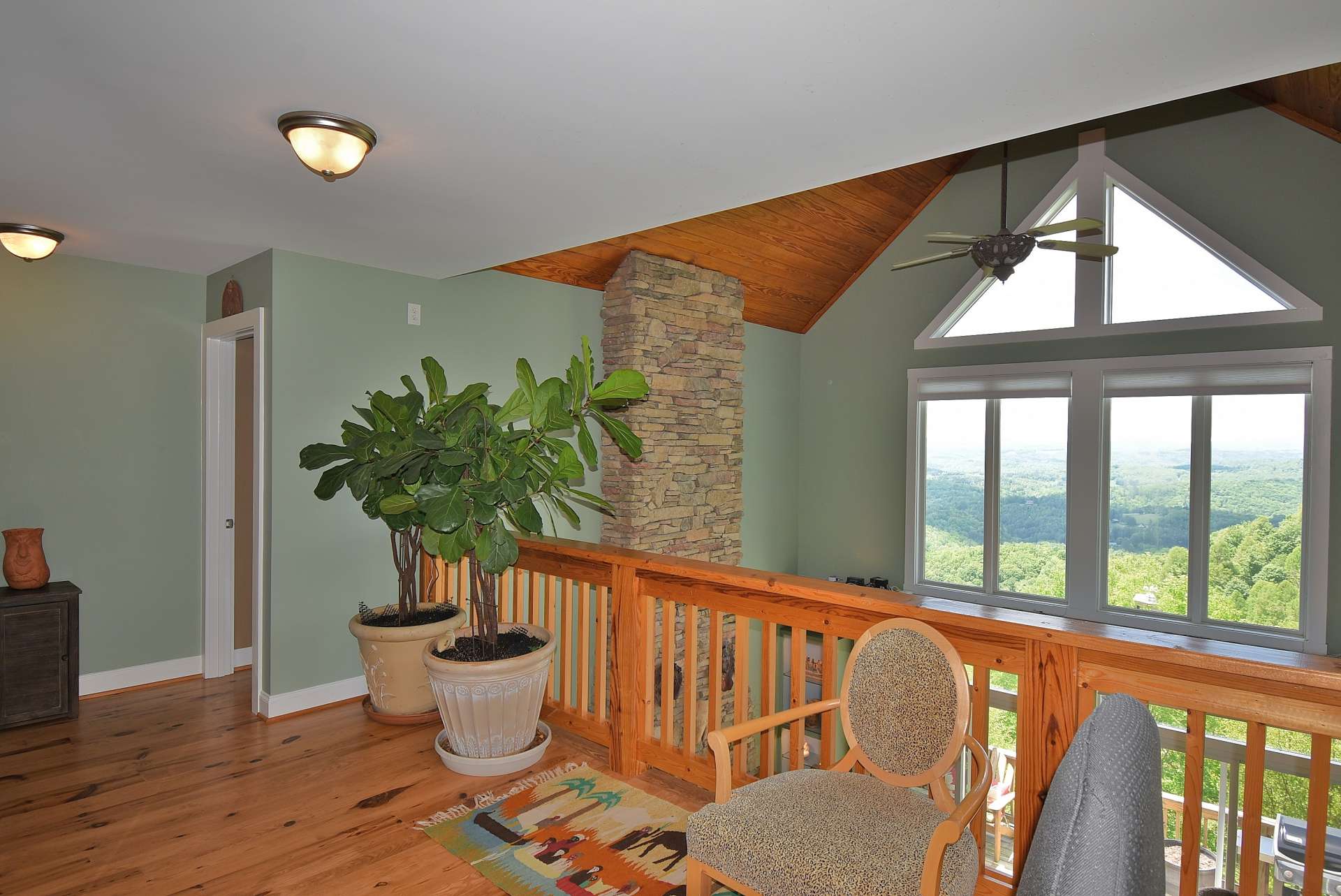 From the loft area, long-range views and mountain scenery serve as a backdrop. This large space offers a range of possibilities such as a study, office or additional sitting area.