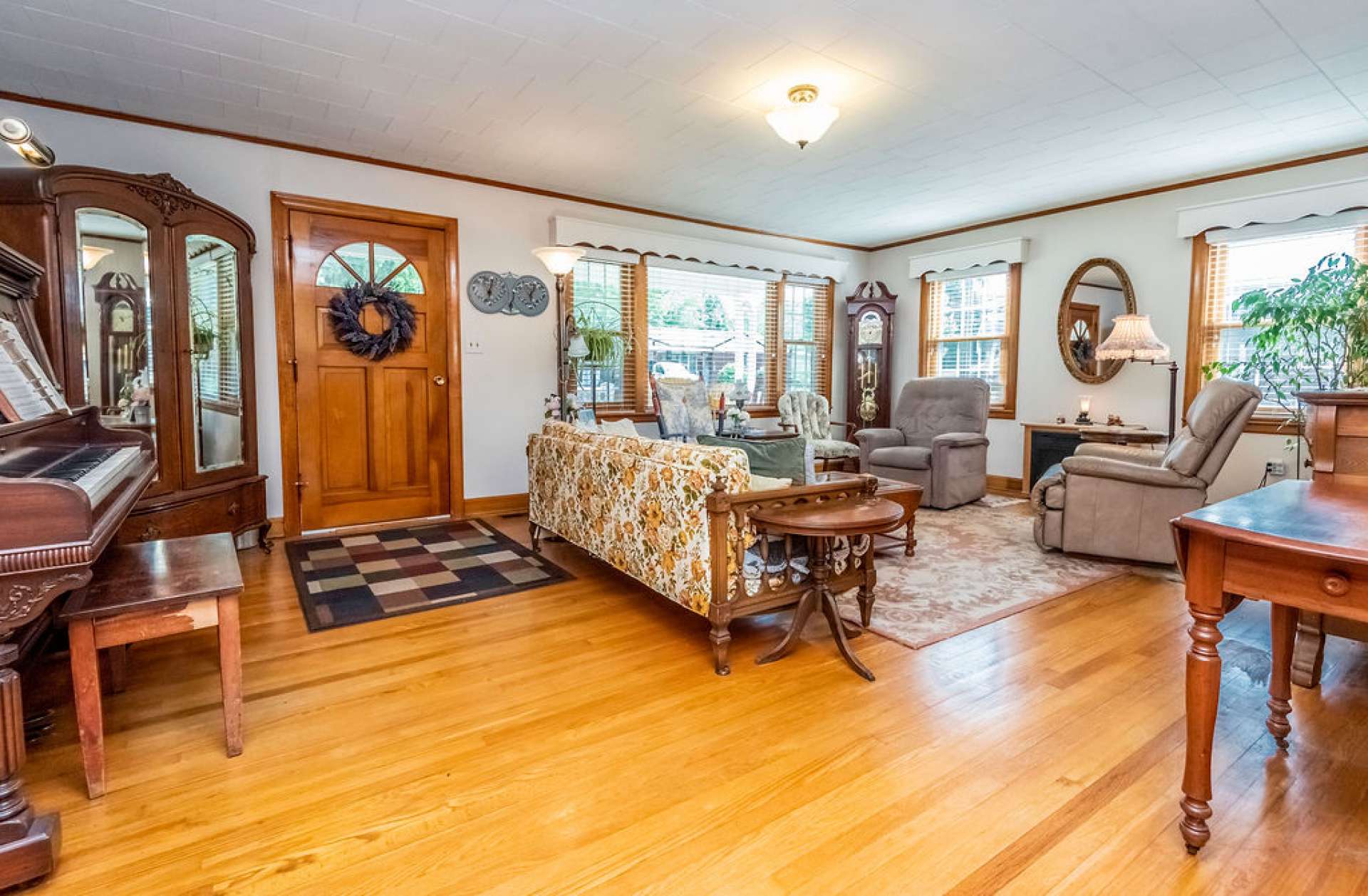 Spacious living room great for enjoying time in the mountains!