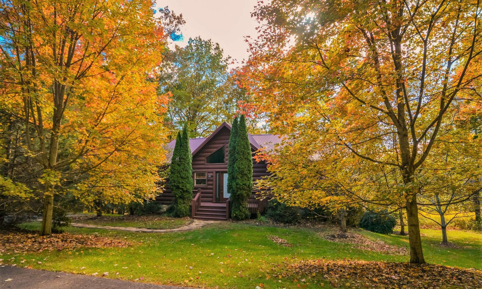 THE COMPLETE PACKAGE! Enjoy year-round mountain and lake views from this like new 3-bedroom, 3-bath log cabin conveniently located in the gated log cabin community of Canawhay and only minutes from the New River.