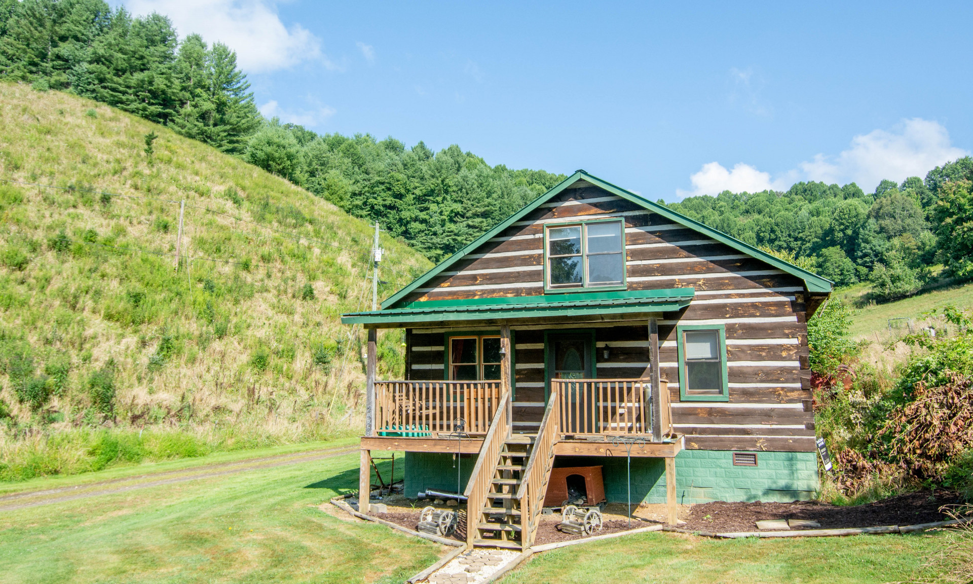 Located in the Lansing area of Ashe County, this sweet 3-bedroom, 1-bath log cabin offers an affordable option for your High Country mountain retreat.