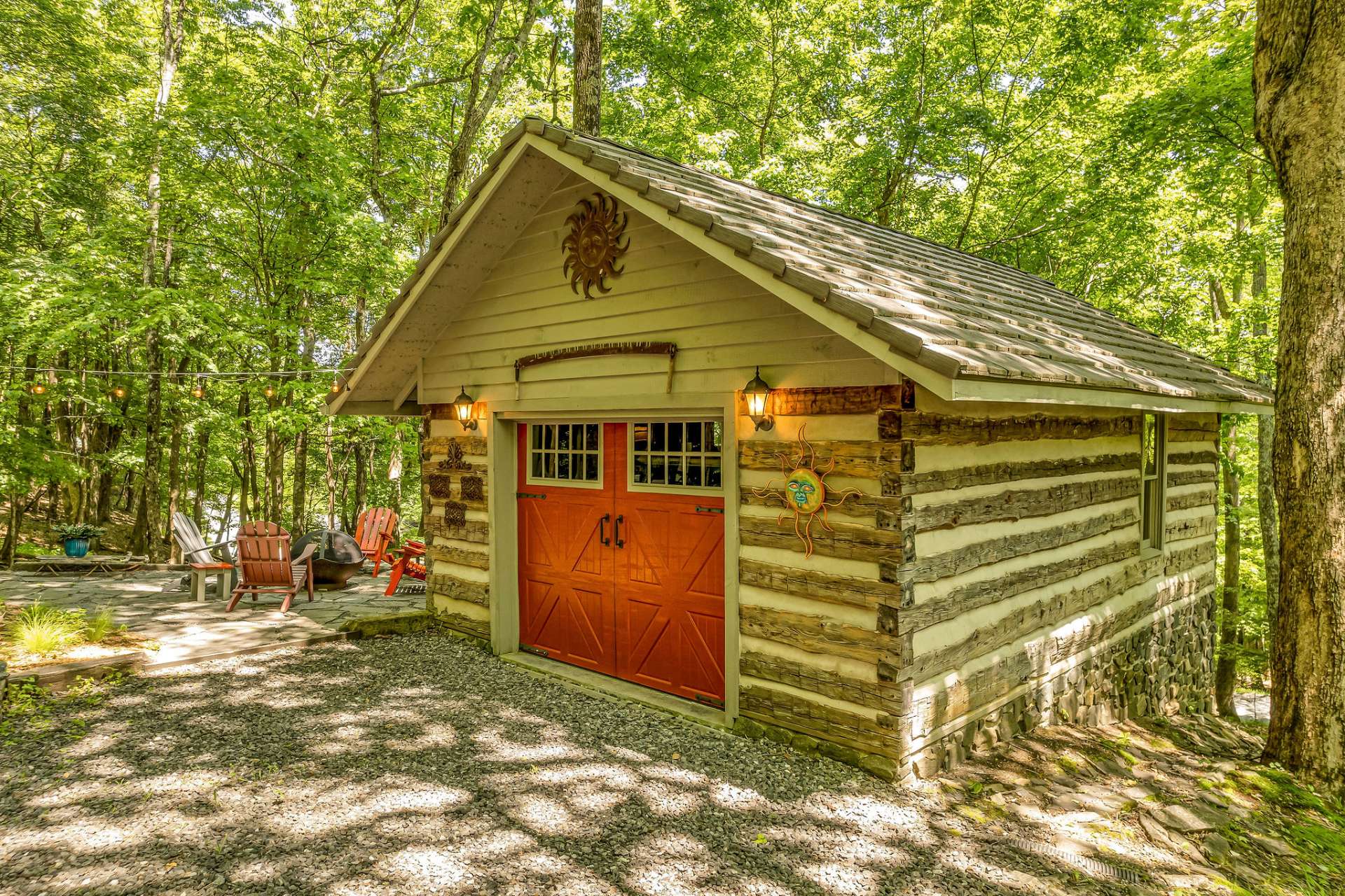 This appealing detached one car garage offers parking and extra storage for all your mountain toys.