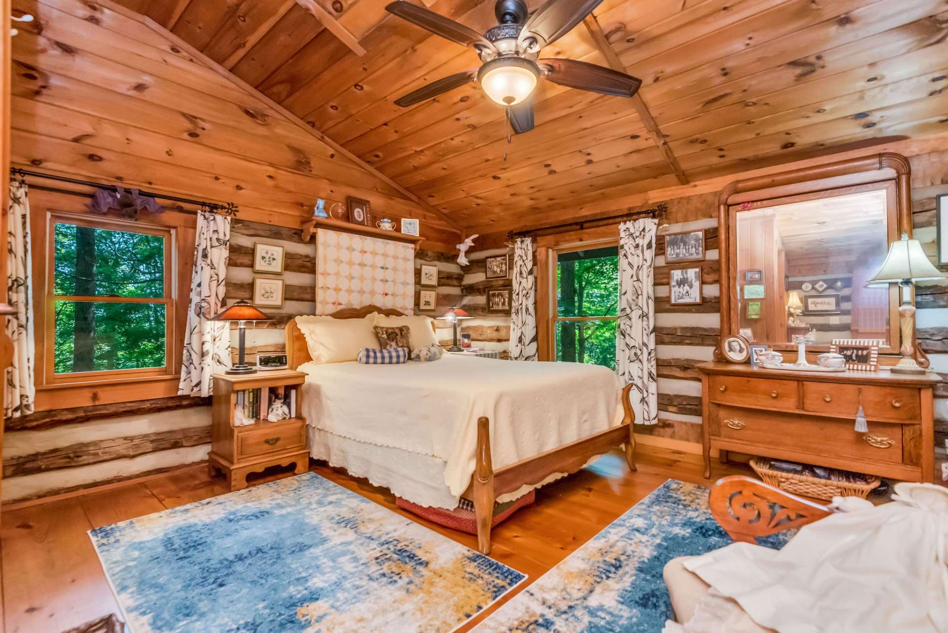 Upstairs in the loft bedroom, your guests will love feeling like they are sleeping in a tree house.