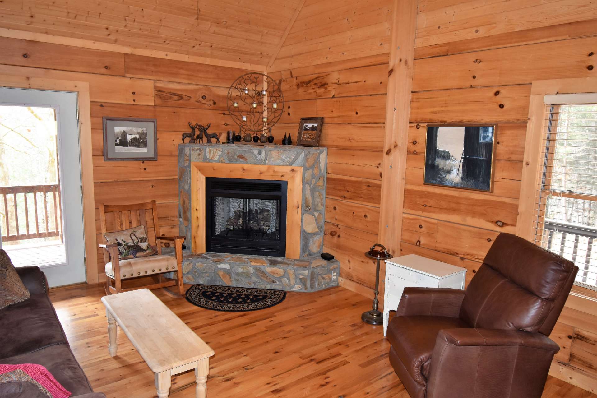 This cozy 2-bedroom, plus loft, 2-bath cabin offers a true mountain retreat.  The great room features a vaulted ceiling, wood floors and a gas log fireplace to warm up those cool winter evenings.