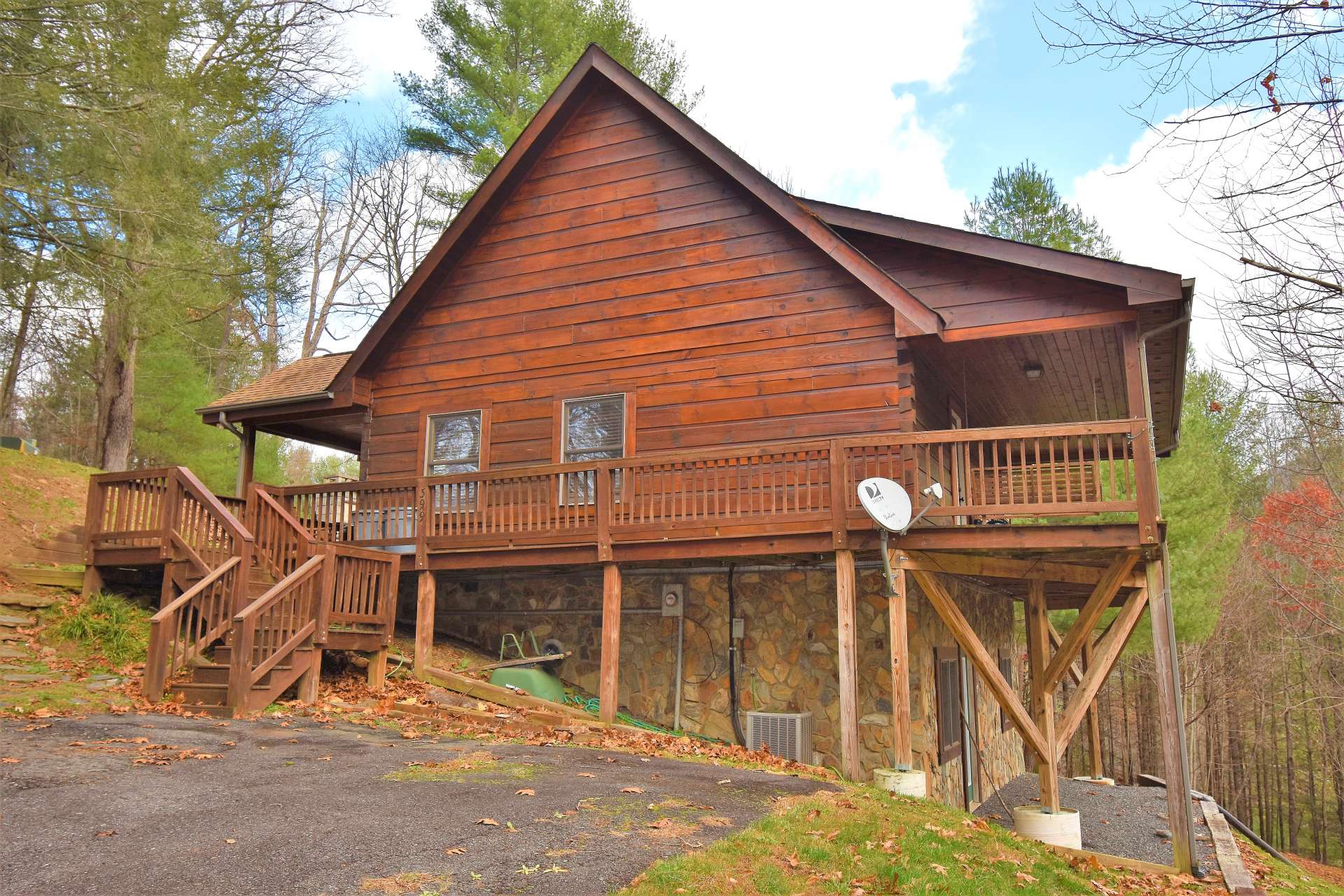 This sweet log cabin is located off of River Rock Road in the Eagle Ridge Community, a riverfront community with common river access and a location that is convenient to West Jefferson, Boone, the New River and many more NC High Country destinations.