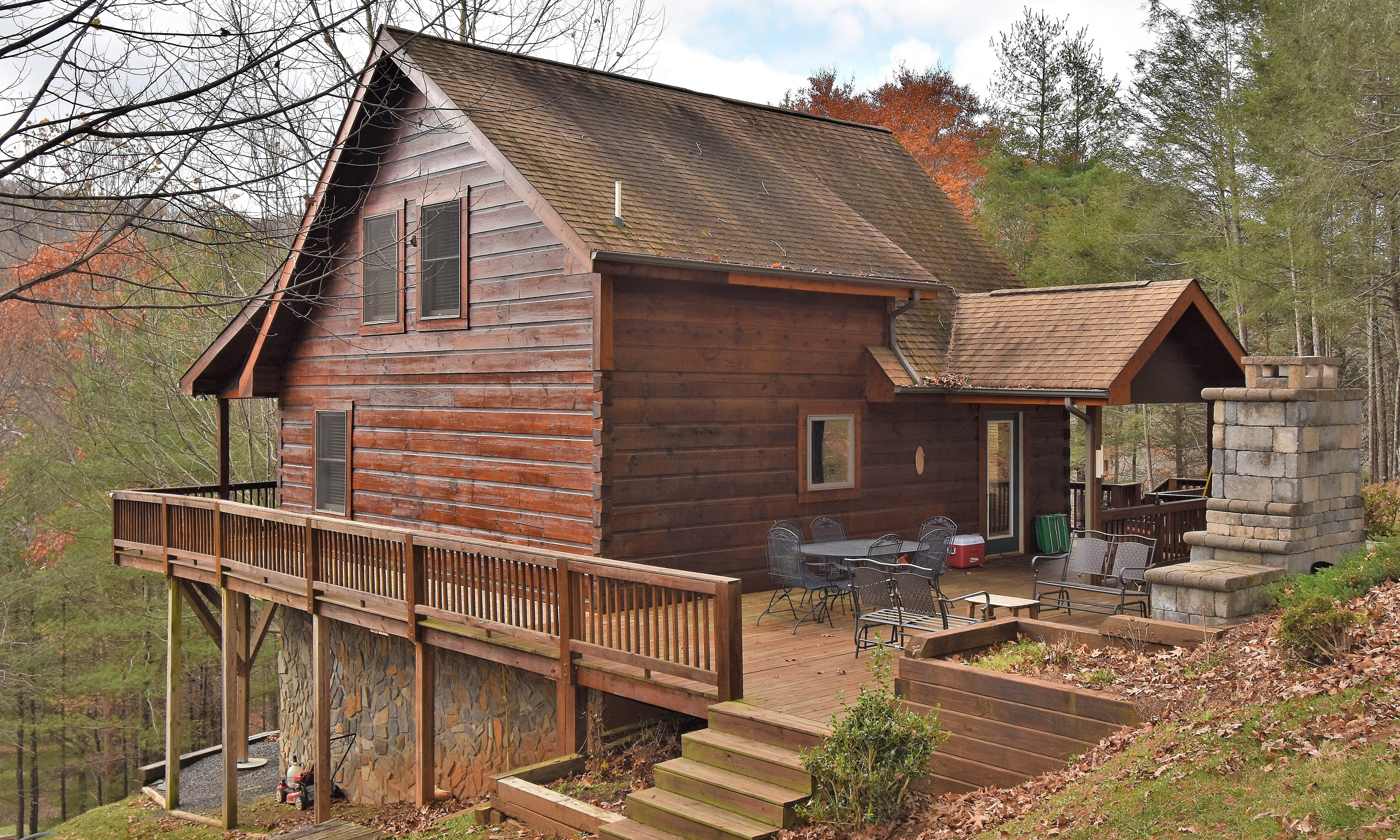 Experience log cabin living in this charming log cabin located in the Eagle Ridge community  offering common river access to the North Fork of the New River in the Warrensville area of Ashe County and close to West Jefferson.