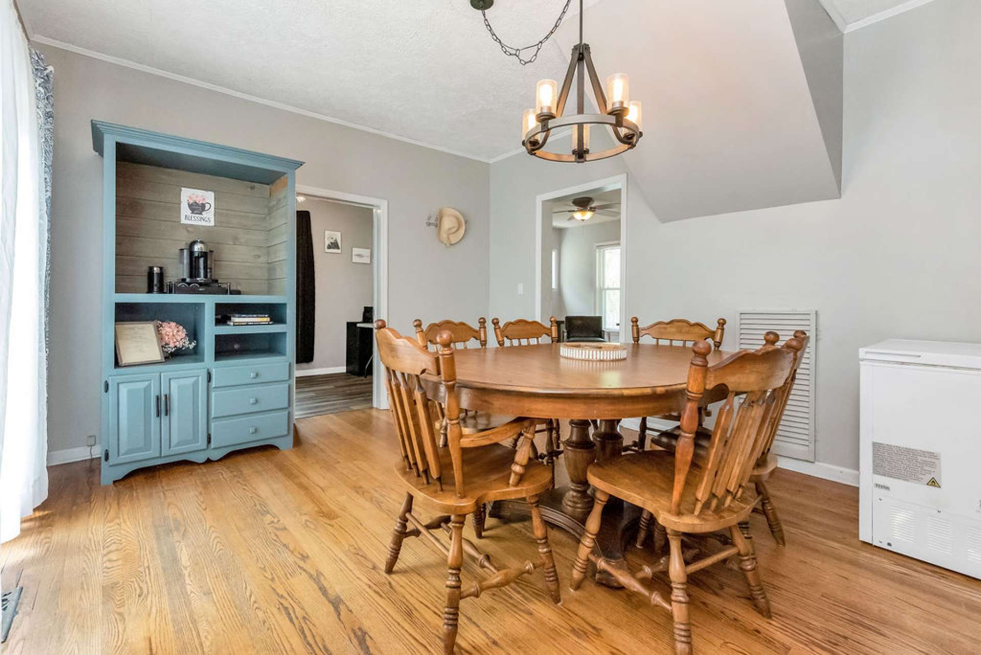You will be hosting all the family holidays in this spacious dining room!