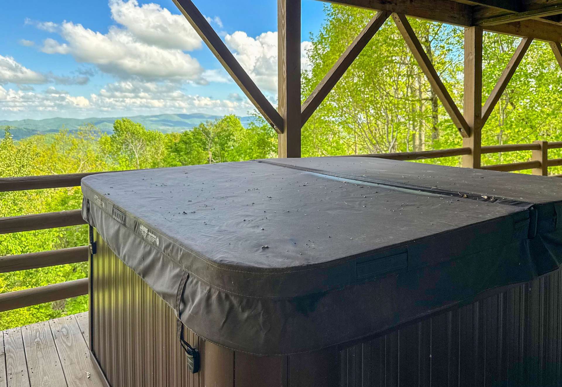 Let the warm bubbles and wide-open views wash over you—pure mountain bliss!