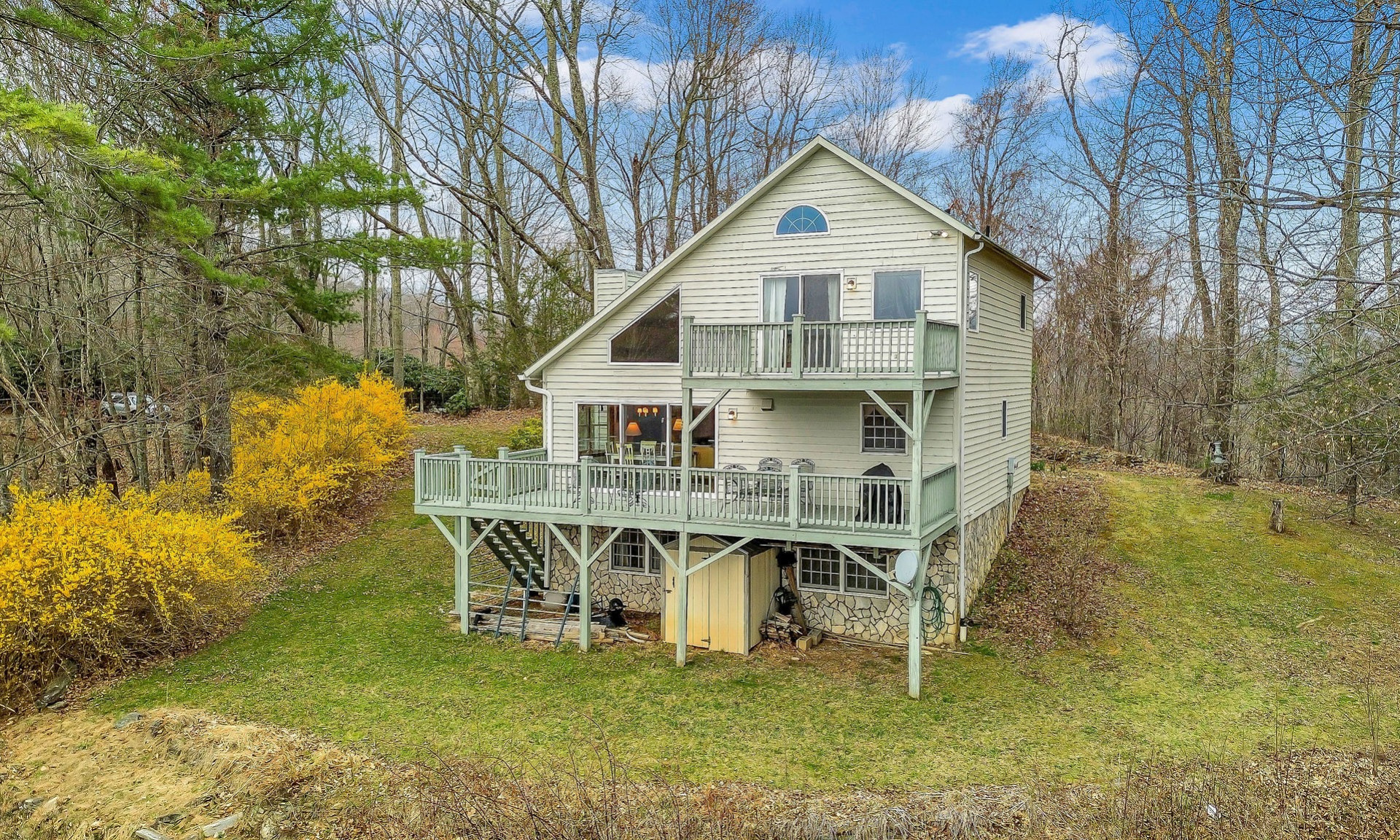 Two Bedroom, 3-bath furnished cottage in the Blue Ridge Mountains
