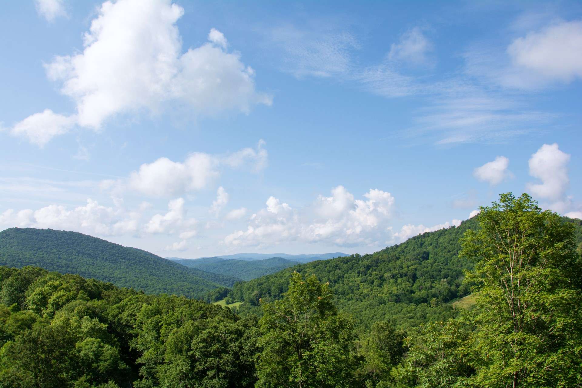 Both main and lower decks offer excellent seating for Nature's display through all four seasons in the North Carolina High Country.