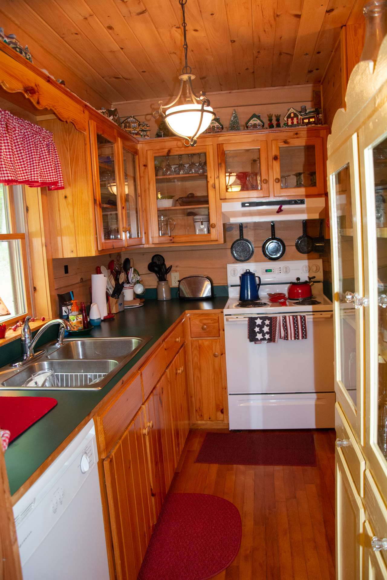 The charming galley-style kitchen offers ample work and storage space whether you are preparing a meal for dinner guests, or a simple candlelight dinner for two.