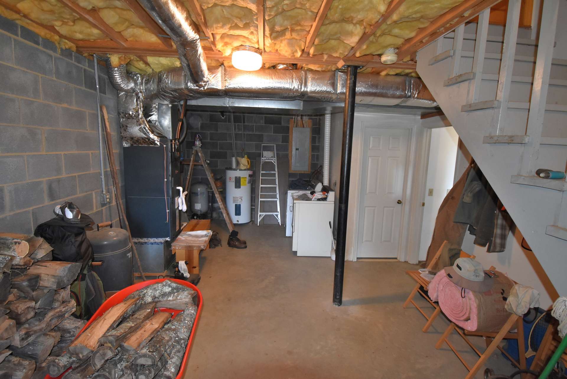 The lower level features the second full bath, accessed via unfinished space that includes the laundry area and plenty of expansion potential. On the other side of the lower level you will find the garage/workshop area.