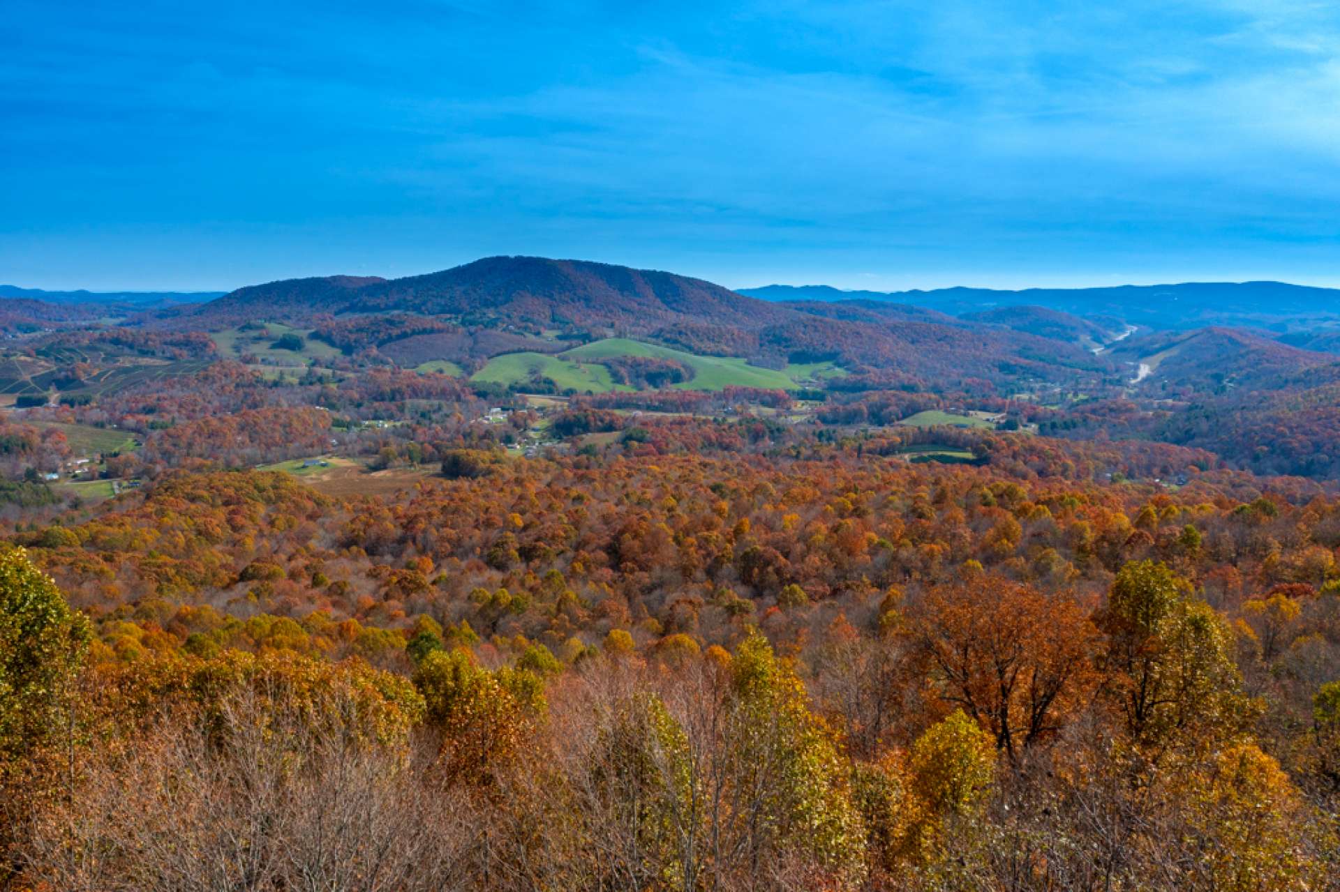 Enjoy the next few drone shots of the views of surrounding mountains.