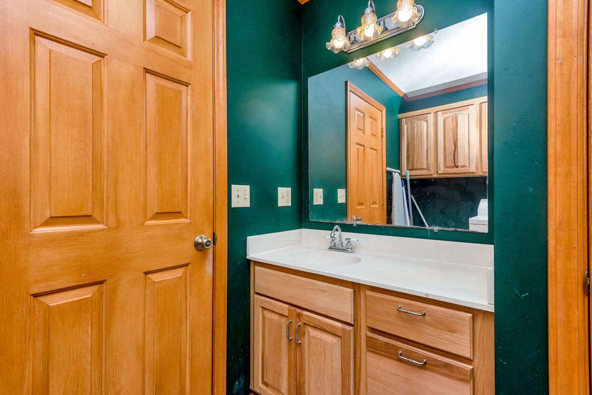 Primary bedroom private bath tub/shower combo.