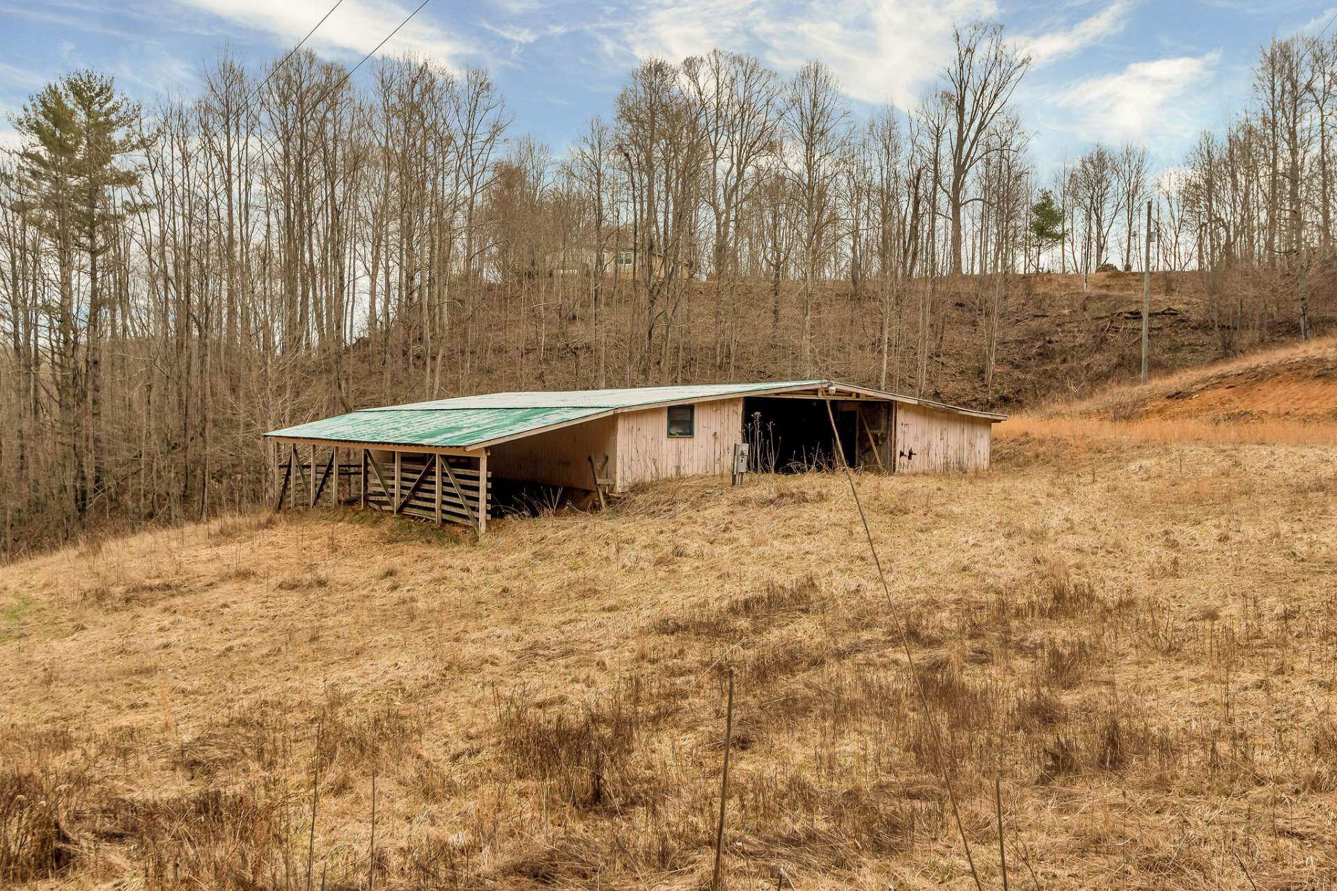 Complete with a barn for your mountain pets, this property is perfect for your mini farm.