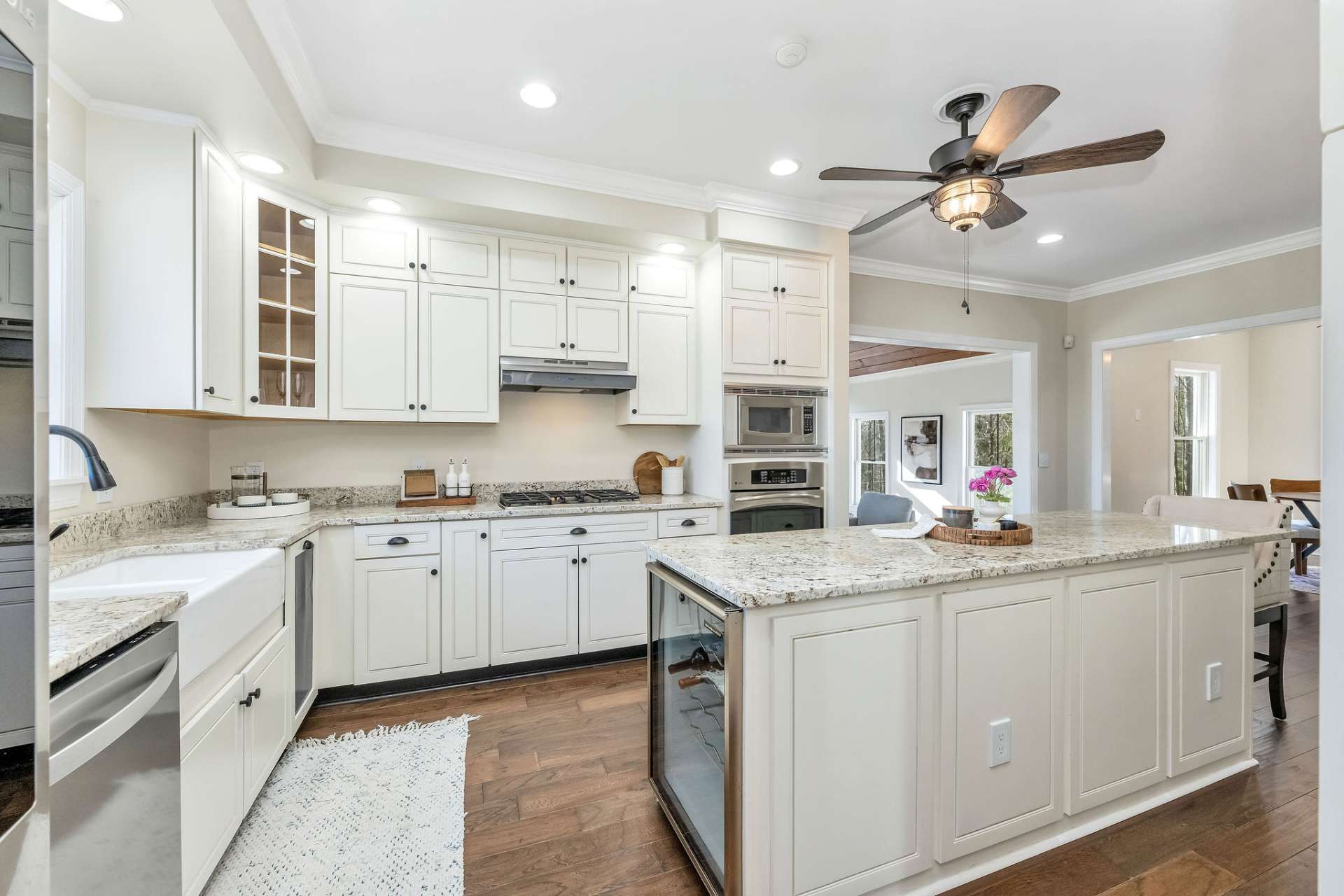 This well-equipped kitchen features new granite countertops and a dishwasher. Complemented by a gas cooktop, a beverage cooler, and abundant storage.
