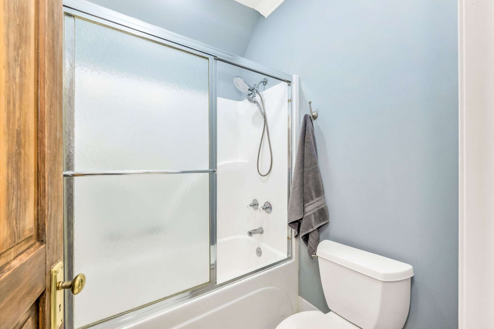The second toilet shower room on the upper level for privacy and convenience.