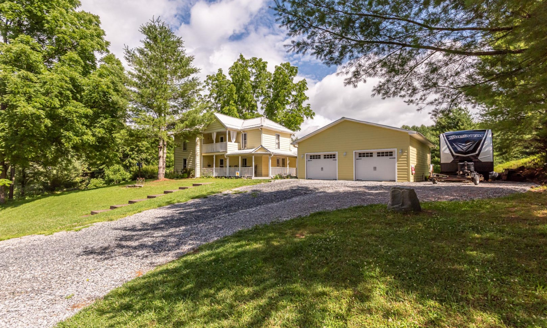 Well appointed beautifully renovated farm house in the Two River Country Community, only a few minutes walk to the New River.