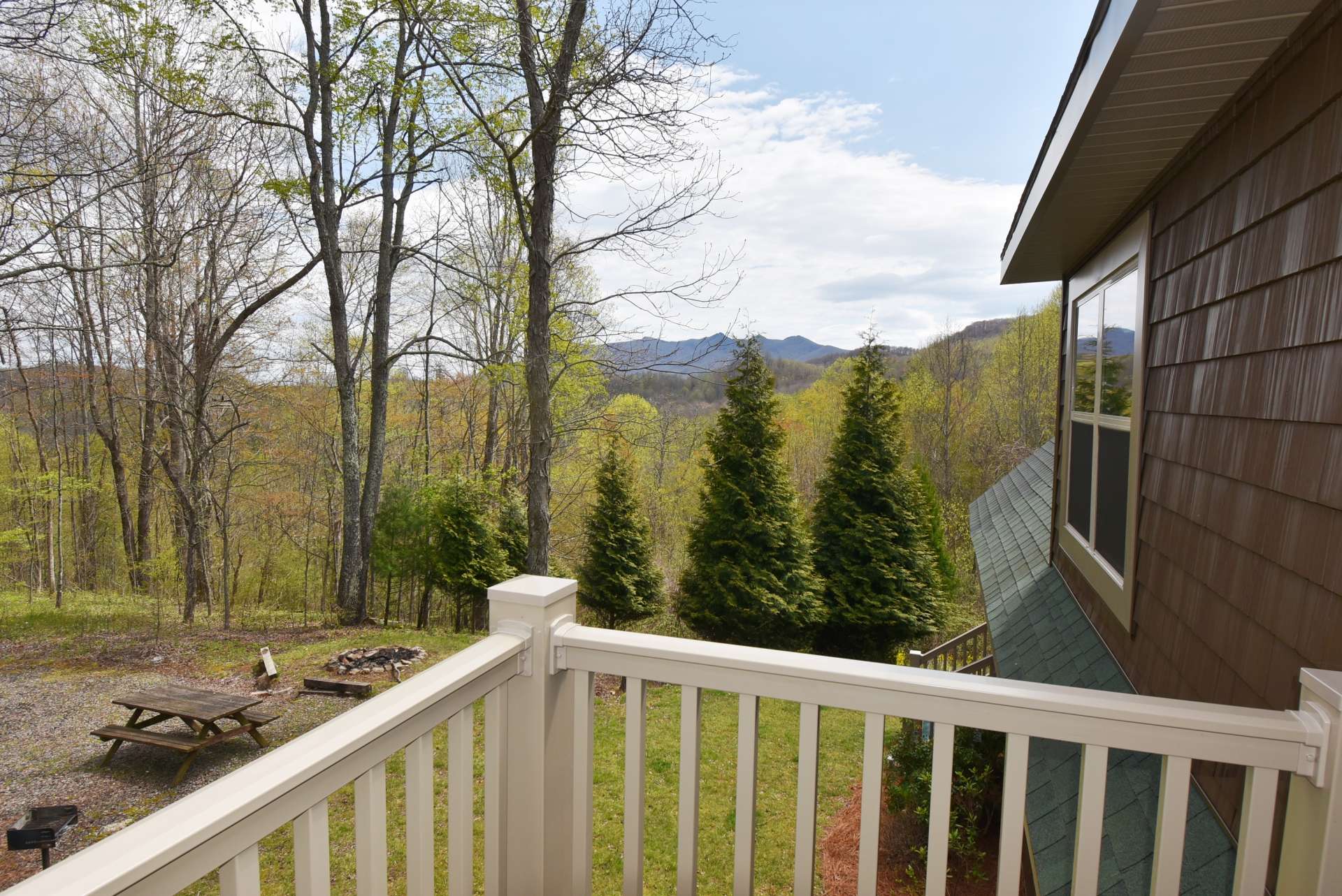 You will love having the morning's first cup of coffee on the master suite balcony with the views, fresh mountain air, and the sounds of nature all around you.  Or, relax with your favorite beverage at the end of the day and enjoy a blanket of stars above you.