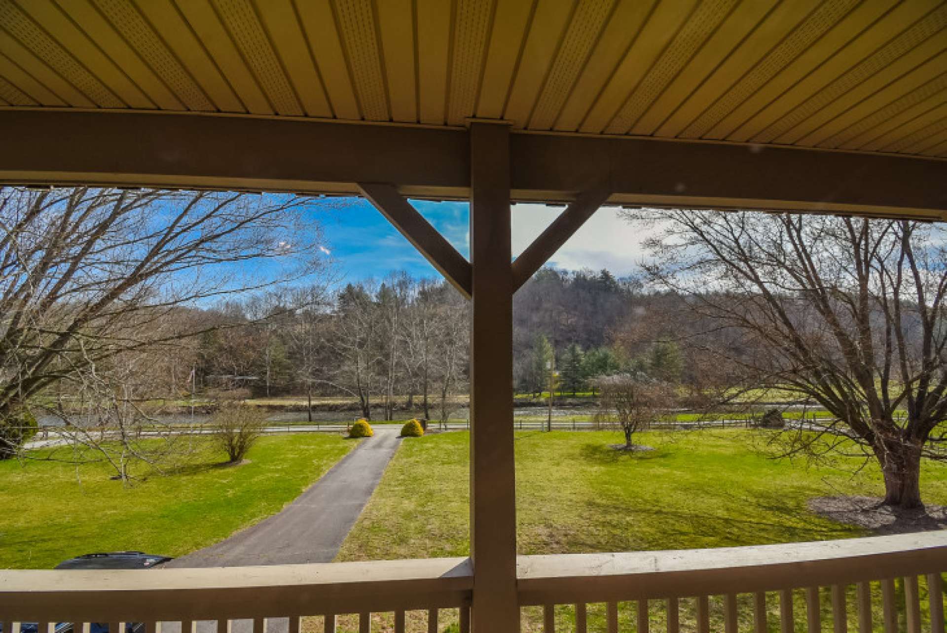 Your guests will love this space to enjoy the lush lawns with the river beyond while sipping morning's first coffee or evening cocktails with the sounds of Nature all around.