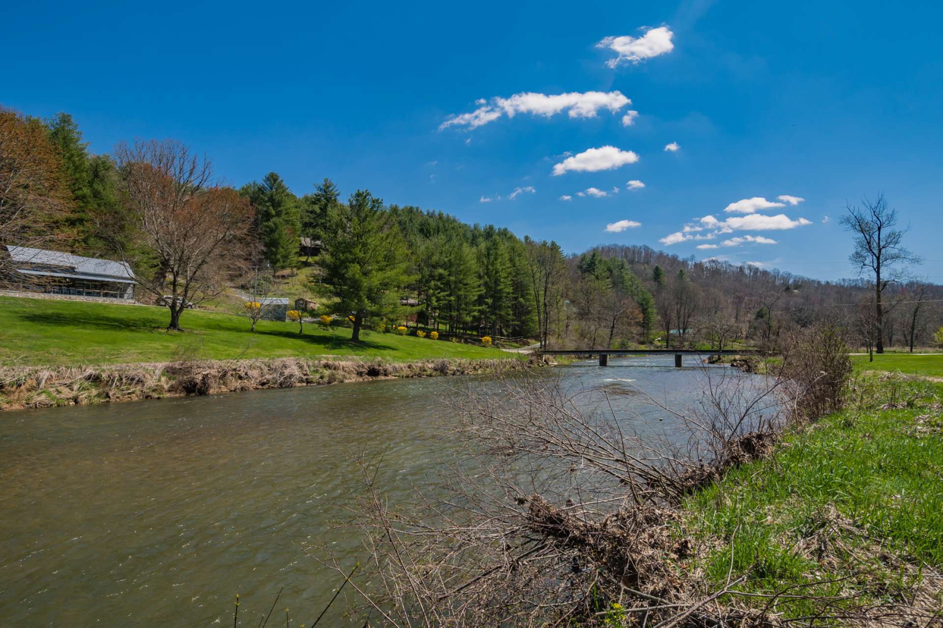 A water lover's delight!  This cabin offers easy access to the river for all of your water recreation such as kayaking, fishing, swimming and tubing.