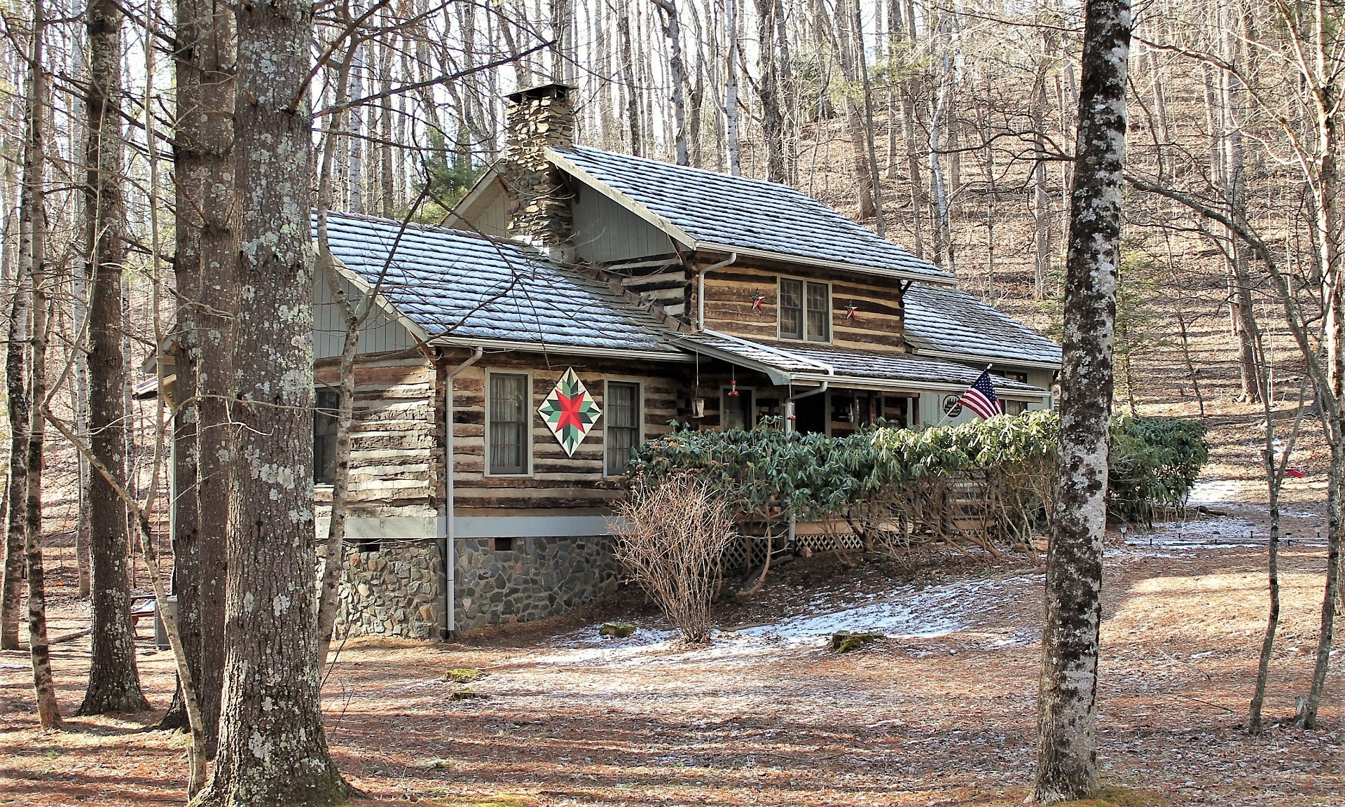 Welcome to this charming two bedroom, two bath antiqued style log cabin conveniently located near the entrance of Stonebridge allowing quick and easy access all year round.