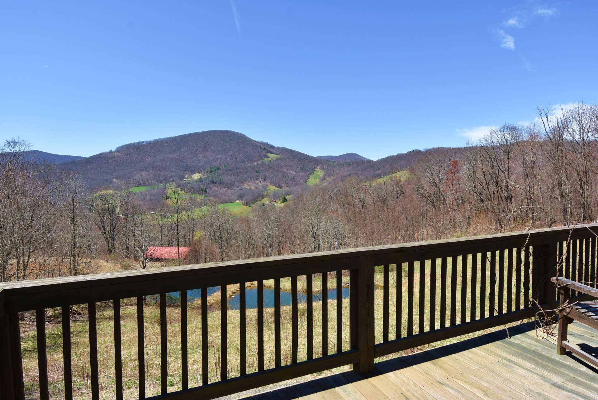 The deck also overlooks two ponds creating a nice ambiance for a relaxing afternoon.