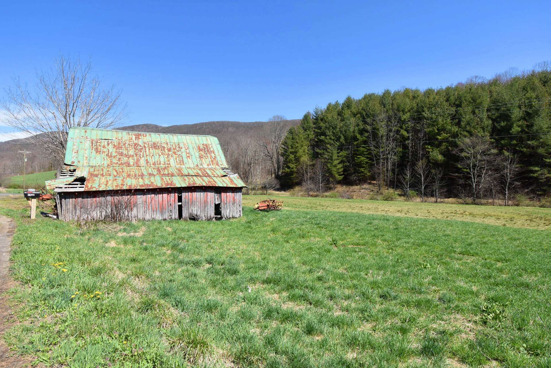 A large barn is located in the pastures by the entrance for convenient equipment storage or a place for your livestock.