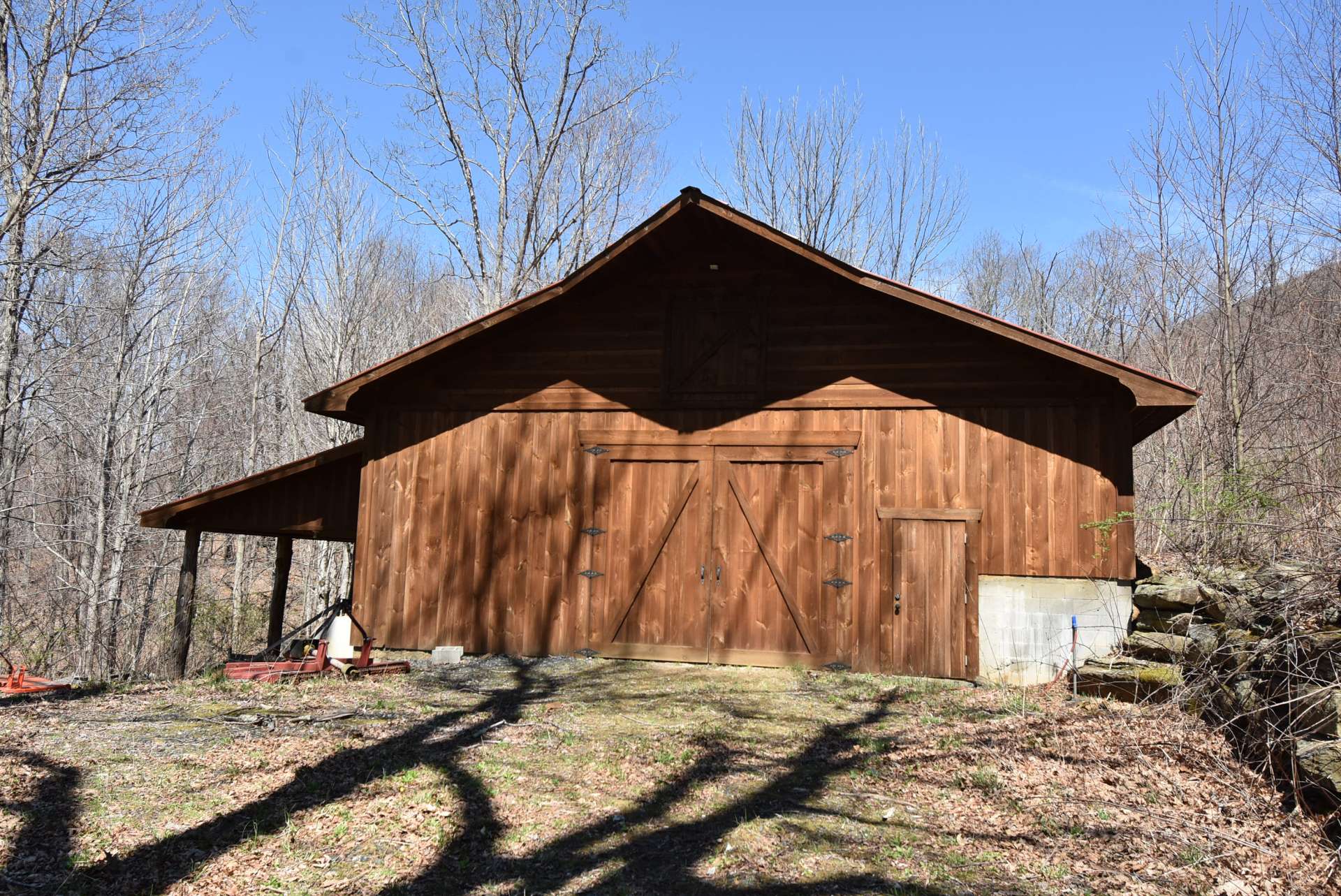 This spacious barn is centrally located on the boundary and offers a great space for equipment, hay, supply storage, or a workshop.