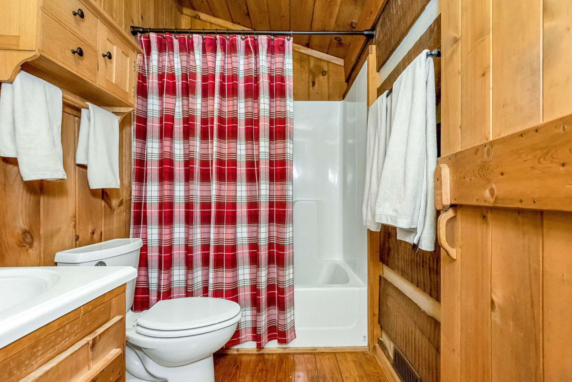 The second full guest bath located in the loft.