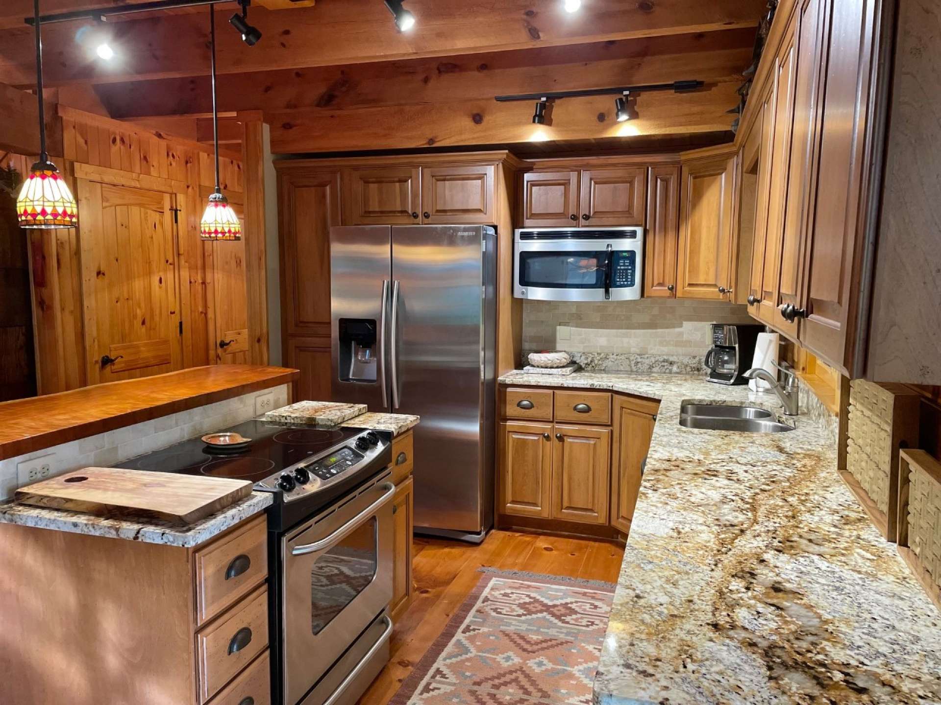 Check out those granite countertops!