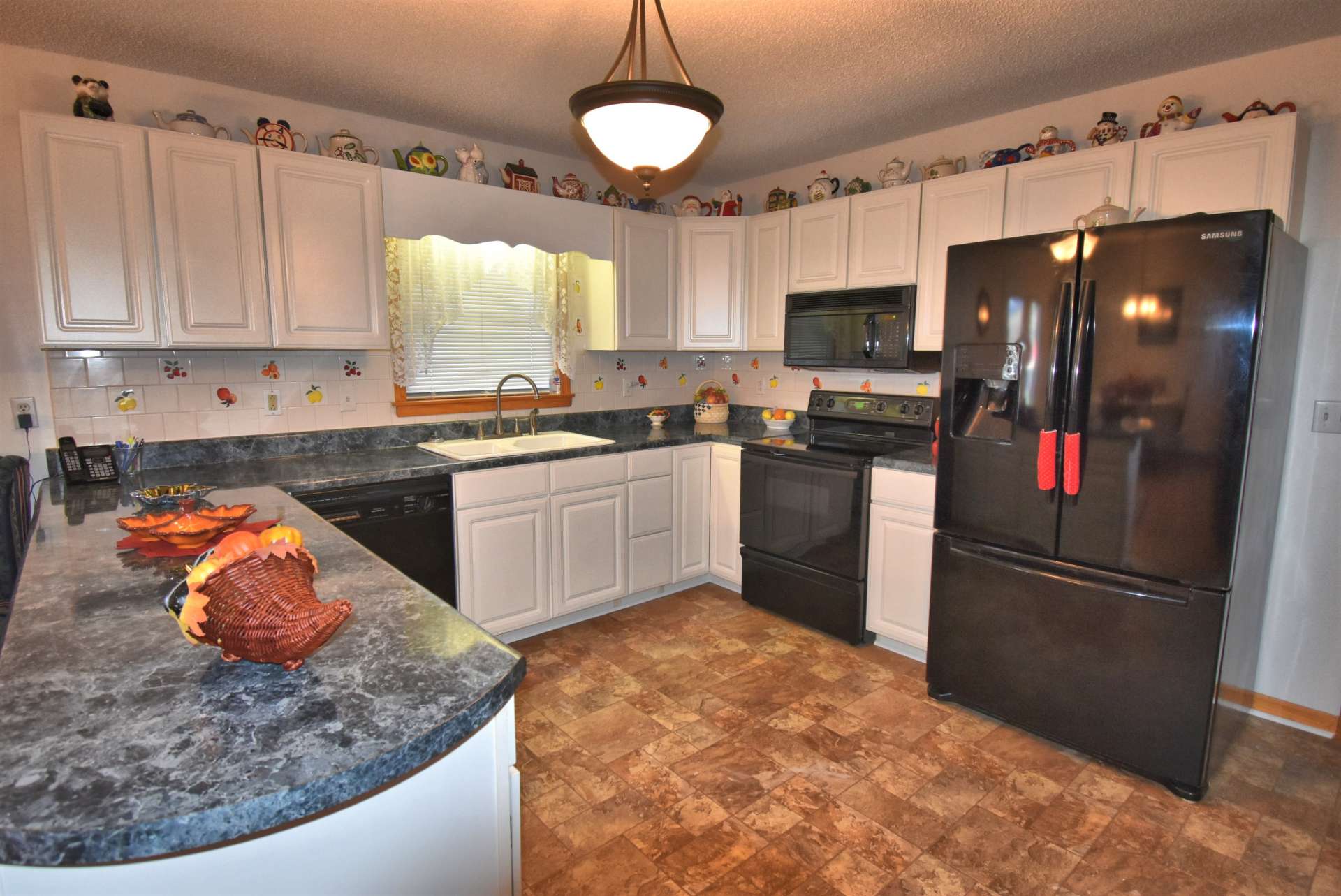 This well appointed kitchen features plenty of work and storage space as well as more space to display your favorite collectables.