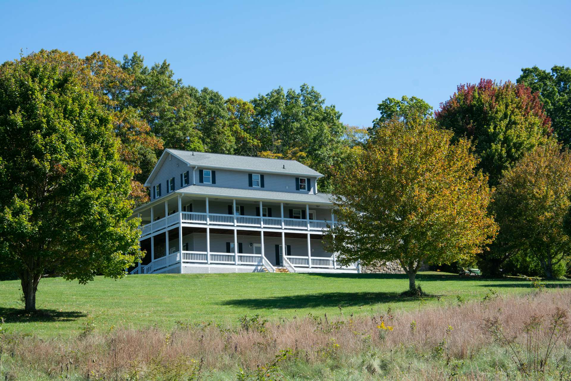 Only minutes away from golfing at Jefferson Landing, fishing/kayaking in the New River and downtown shops, restaurants and art galleries.