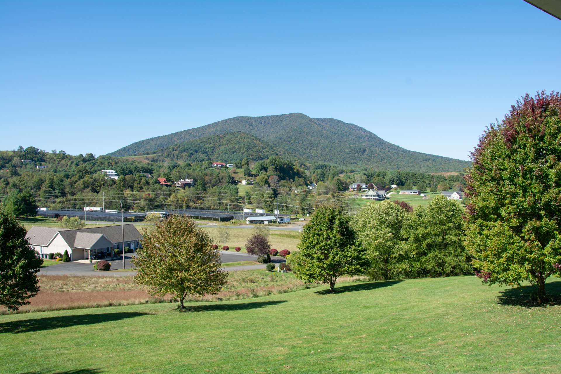 Beautiful view of Mt. Jefferson from back porch. Manicured back yard perfect for children/pets.