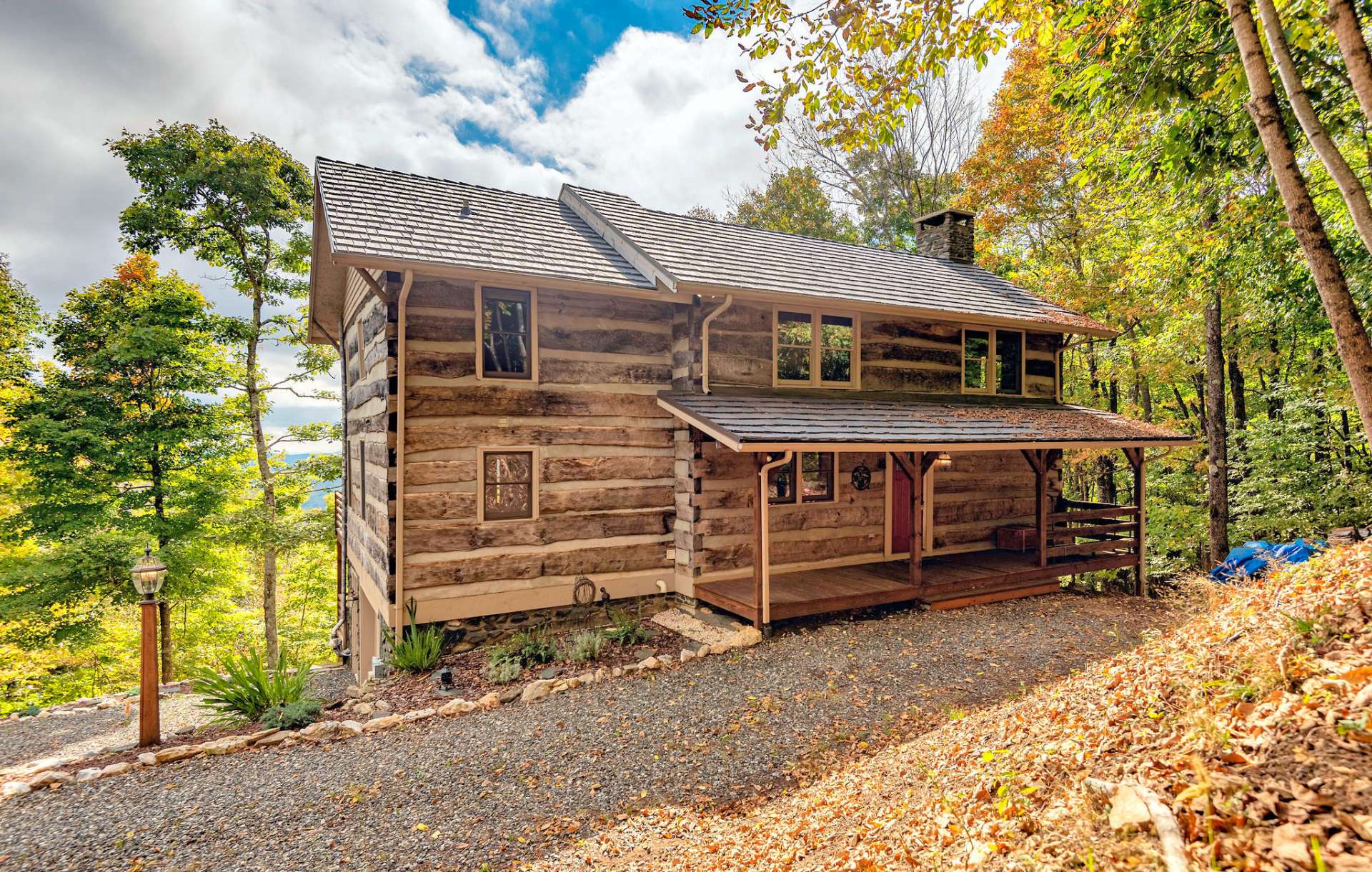 This hearty Mountain Beauty was built with colossal logs.