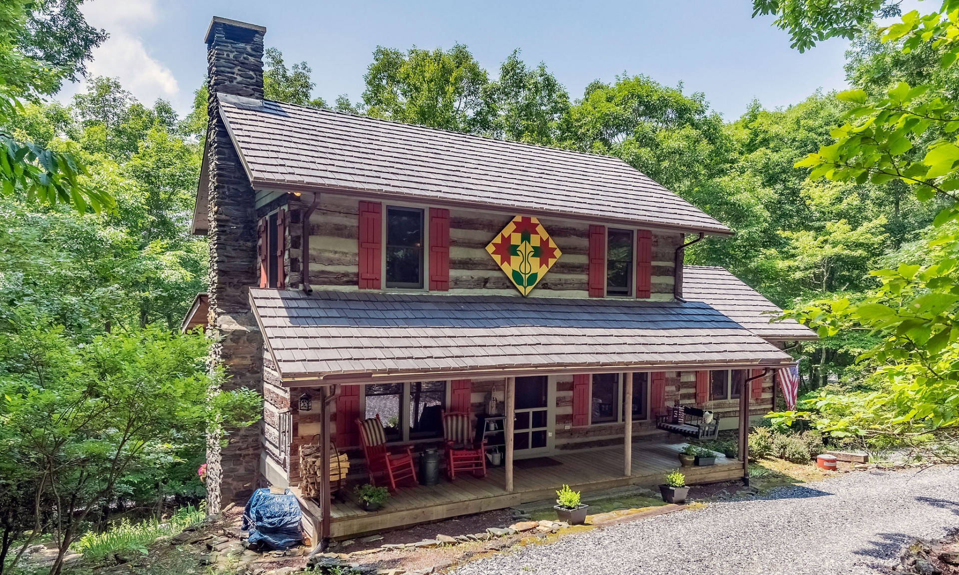 This antique style log cabin in Stonebridge offers 2 bedrooms , plus lower level bonus room, and 2.5 baths and is perfectly situated in a lovely wooded setting.